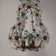 Suspension décorée de 42 fleurs en cristal bleu et transparent, style Maison Baguès, années 1930