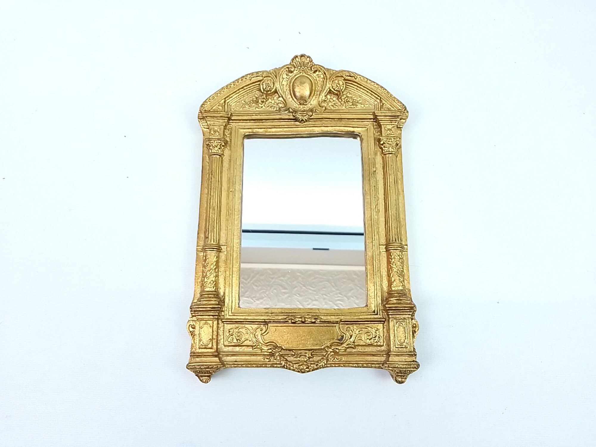 Golden resin mirror to hang