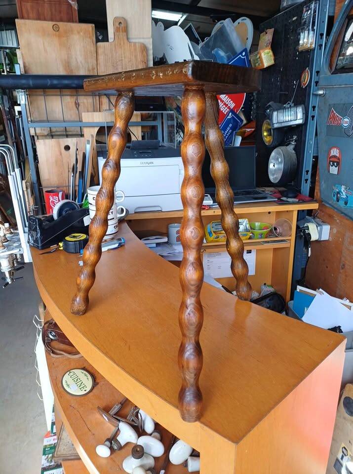 Vintage tripod stool – Twisted legs –