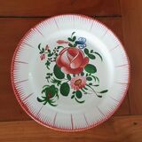 Lot de 2 anciennes assiettes en faïence de l’est, motif floral
