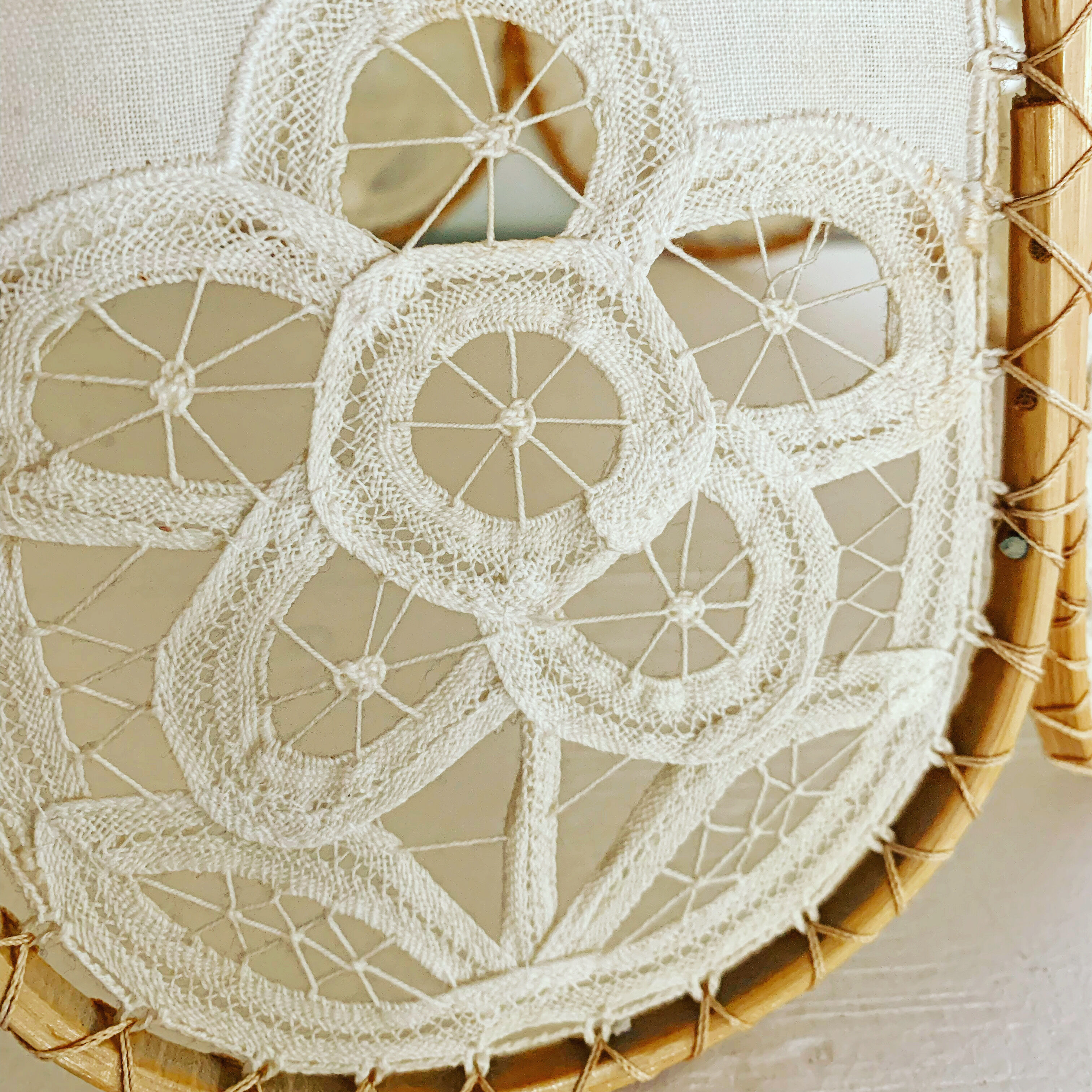 Vintage suspension lamp in rattan and lace
