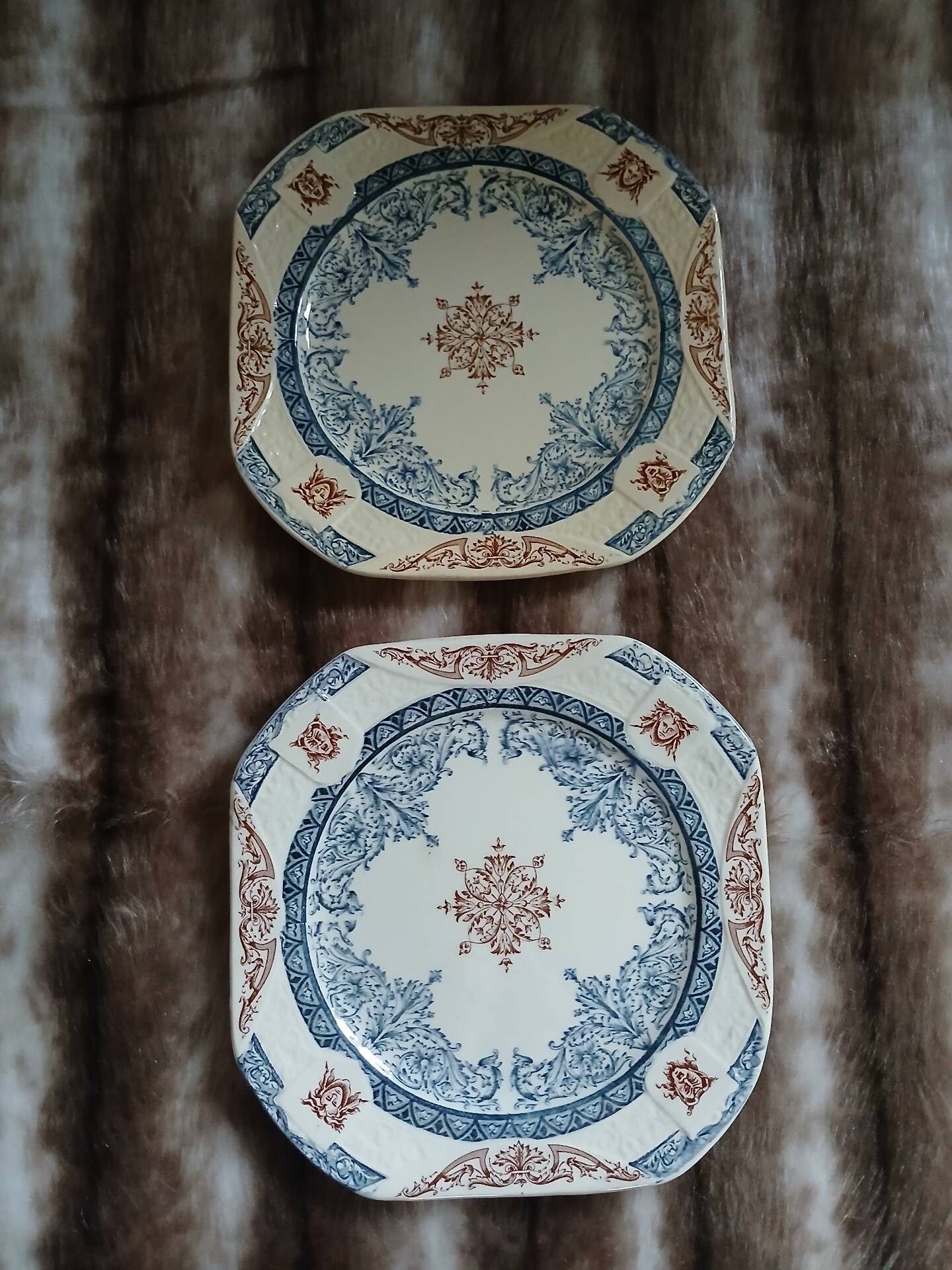 2 assiettes anciennes en Terre de fer Longchamp 