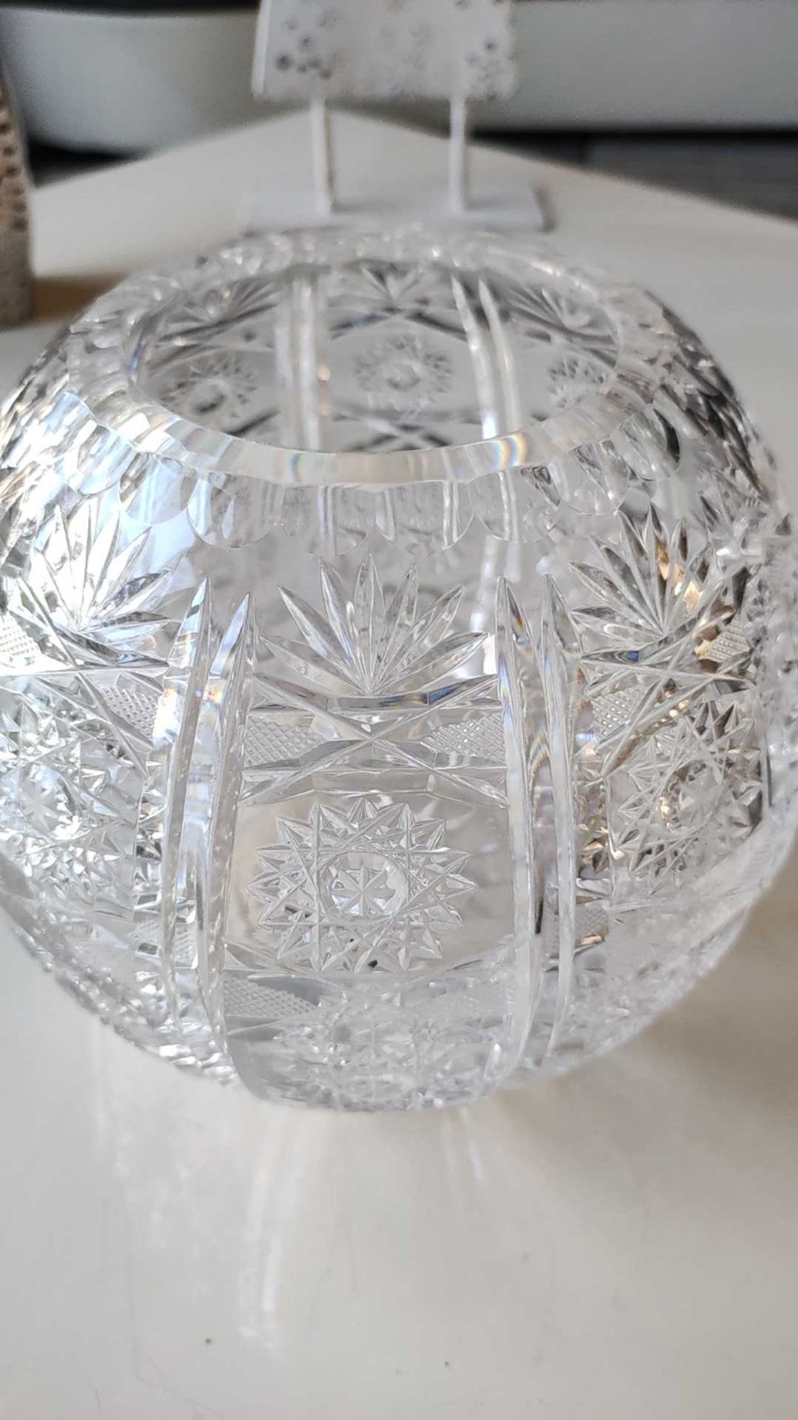 Vase shaped ball in carved Bohemian crystal. Star motifs, diamond braces, hardwoods. Diam 16 cm