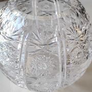 Vase shaped ball in carved Bohemian crystal. Star motifs, diamond braces, hardwoods. Diam 16 cm
