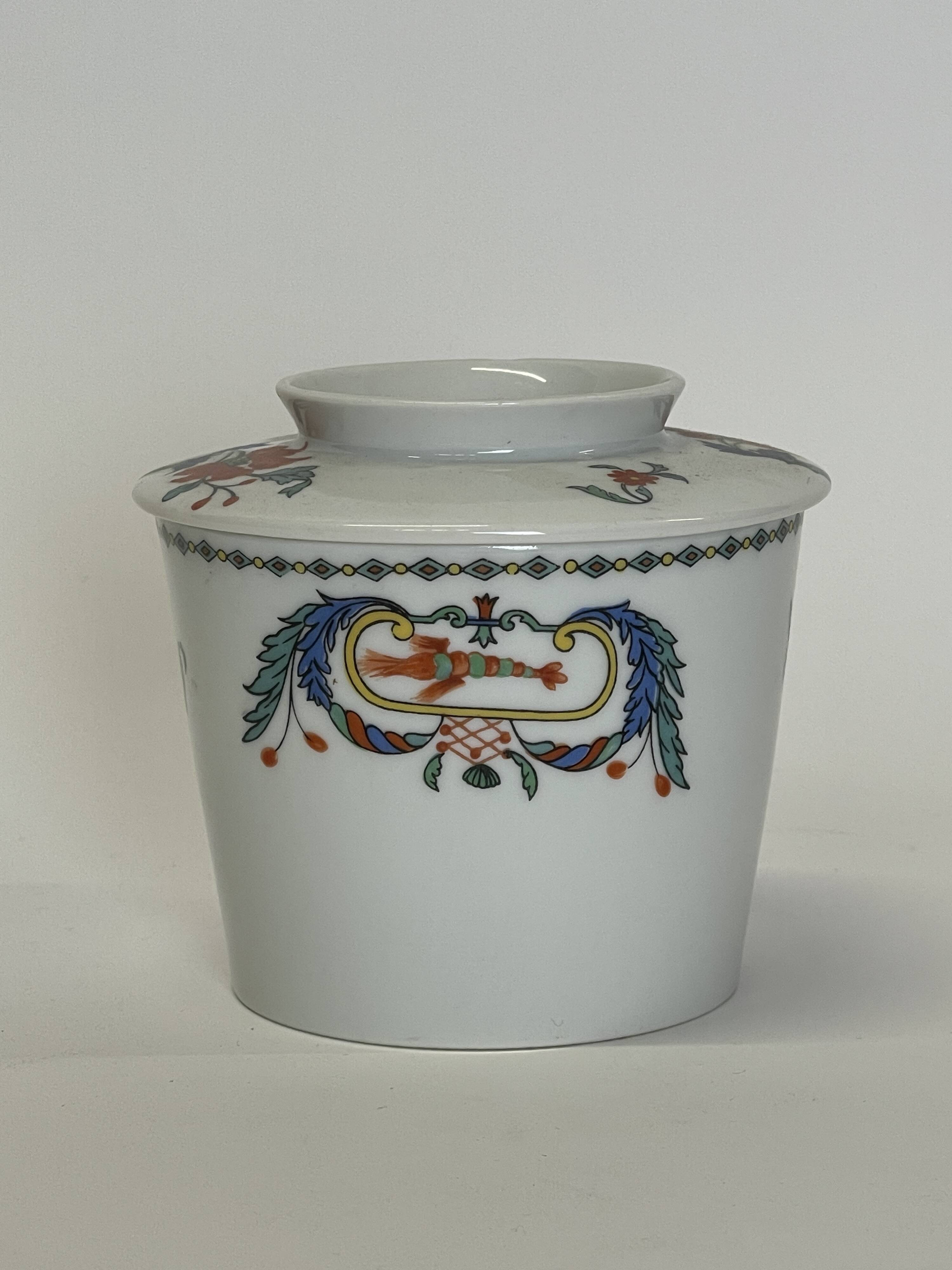 Service de table en porcelaine de Paris modèle décor Pavot, 21 pièces