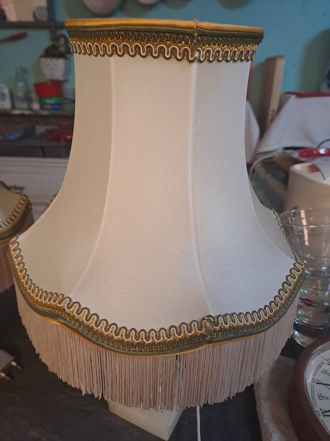 2 bedside lamps in white alabaster with lampshades.