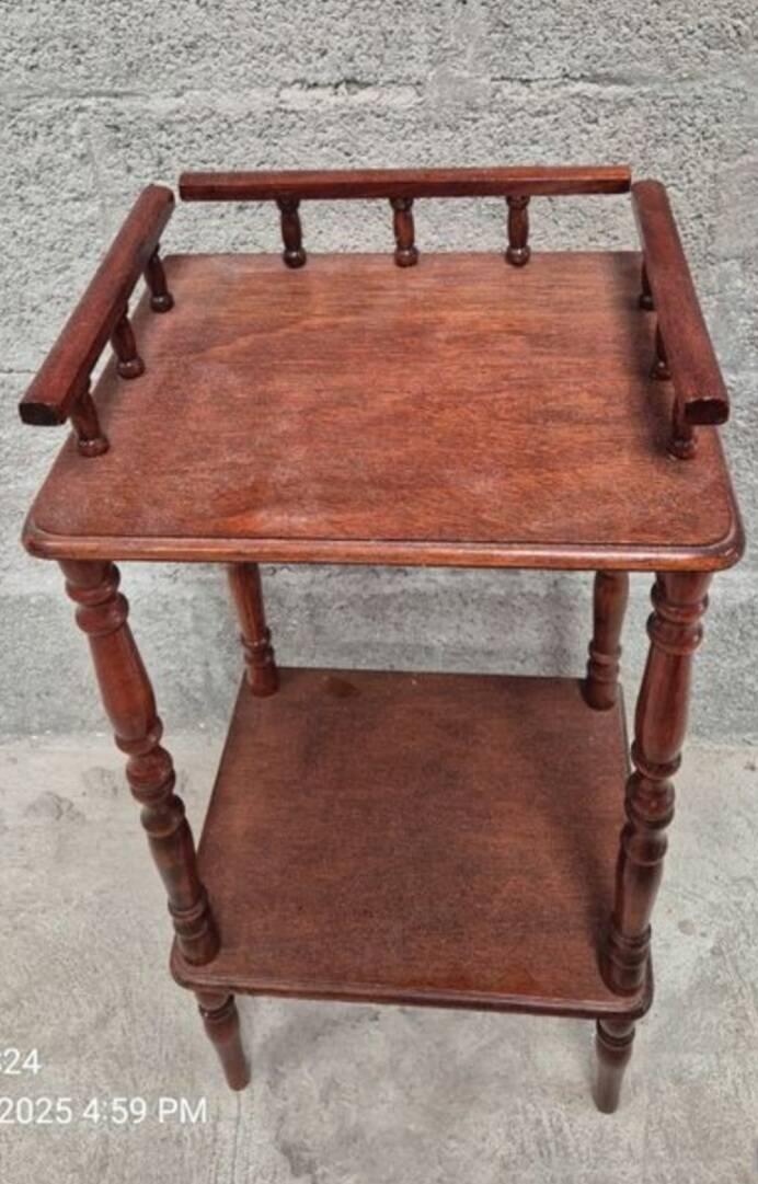 Pedestal table