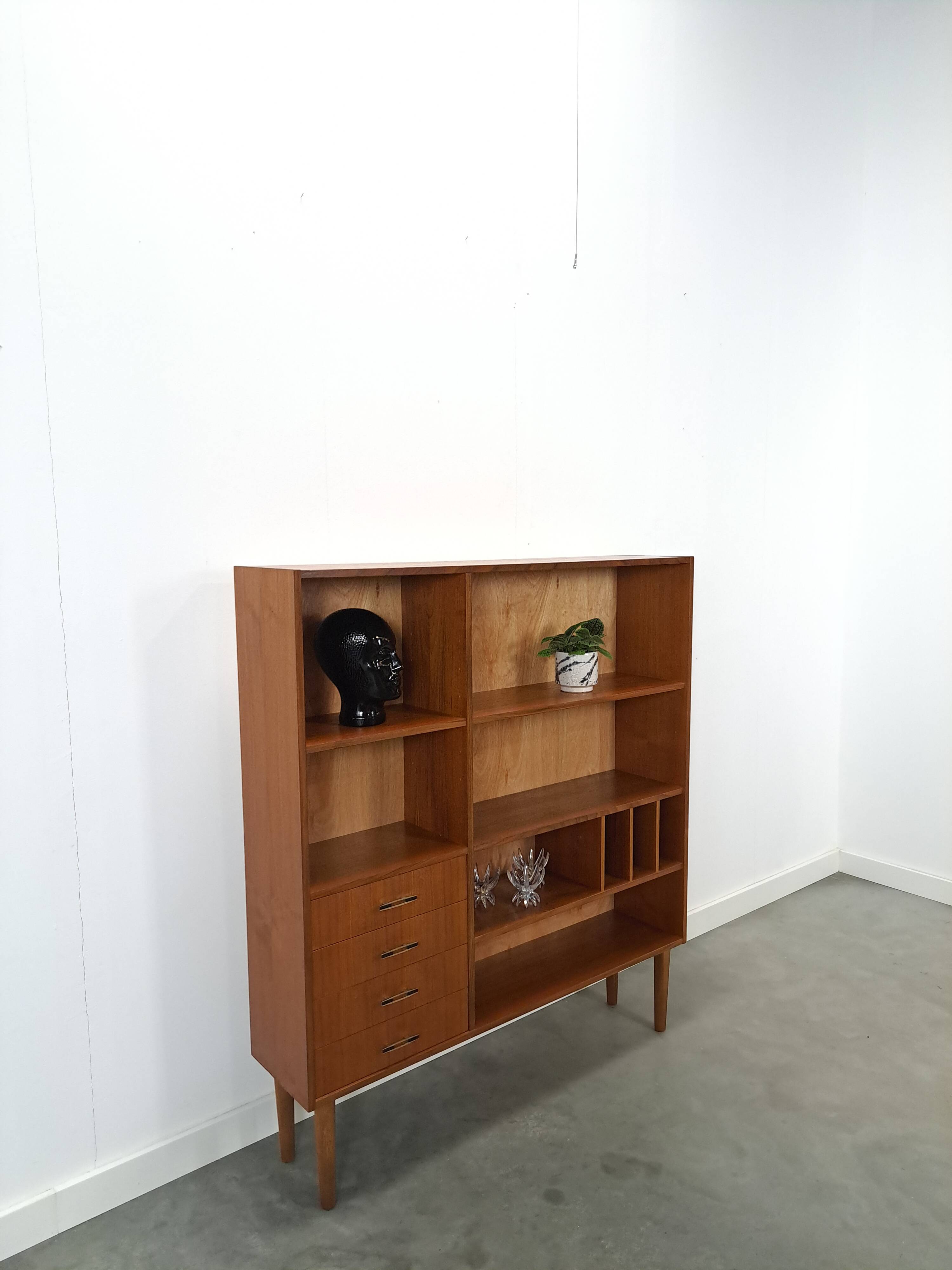 Deens teak vakkenkast met lades en hoge poten, vintage wandkast