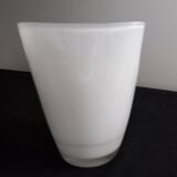 Vase en verre blanc opaque « années 80s »