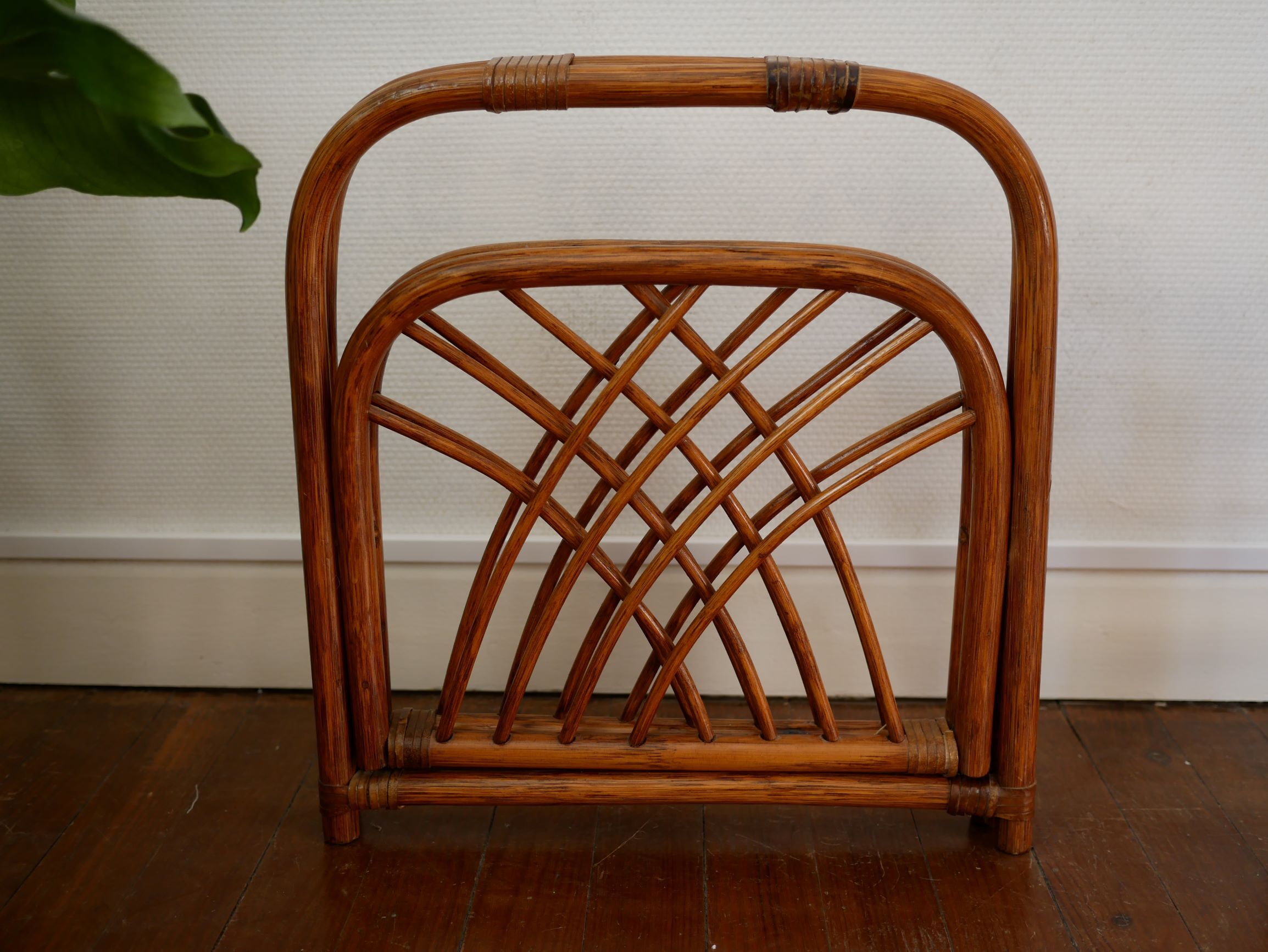 Foldable magazine rack in wicker