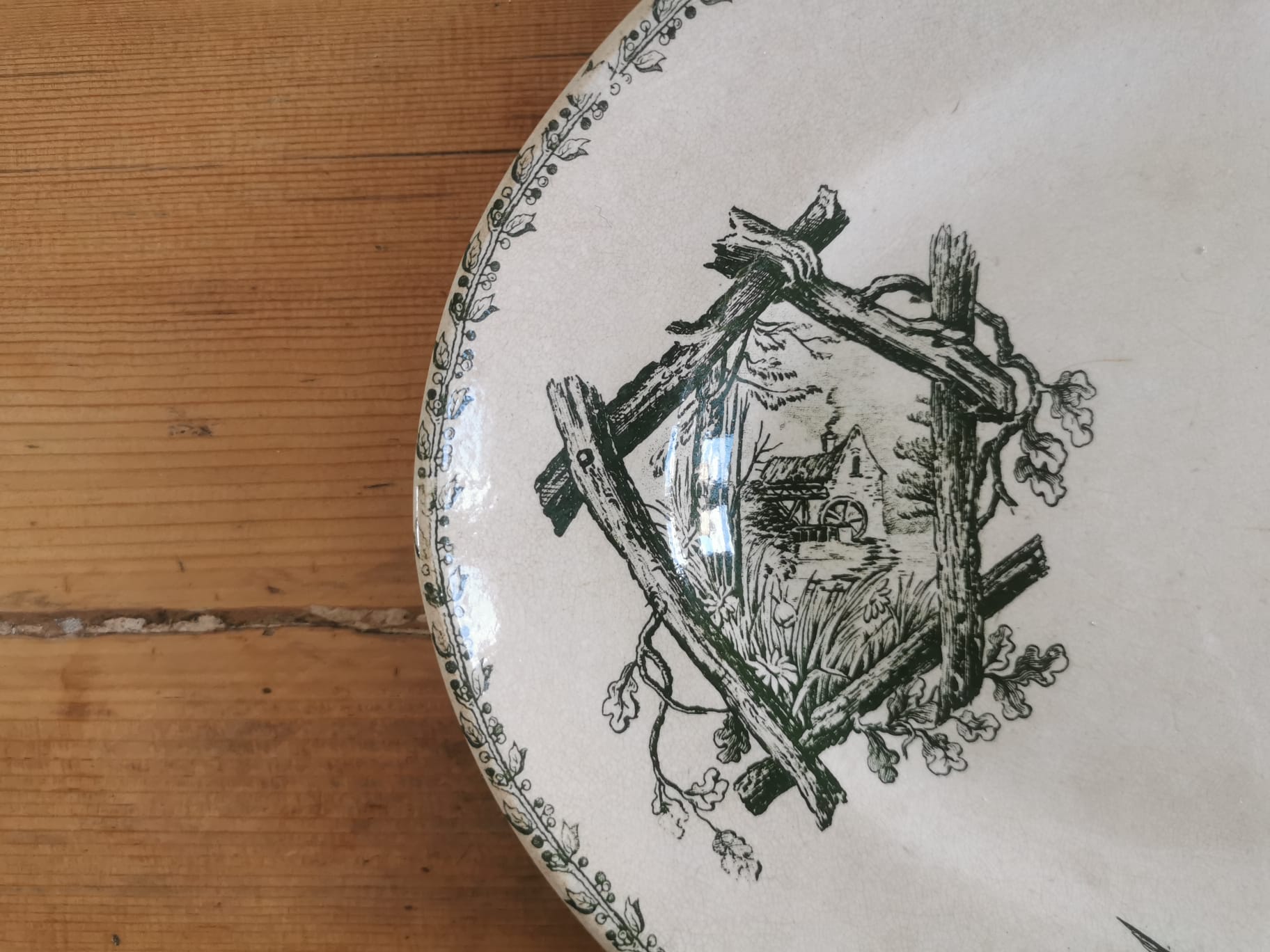 Serving dish in iron earth