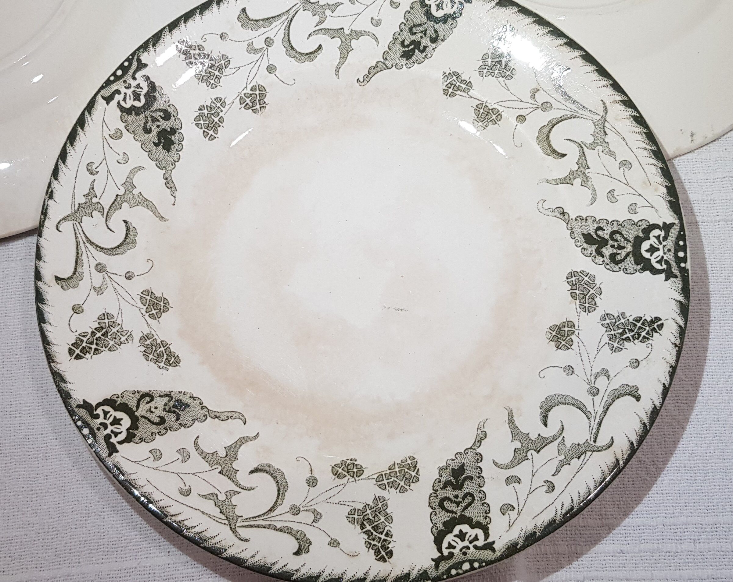 7 flat plates in Longwy rambouillet style earthenware, iron earth.