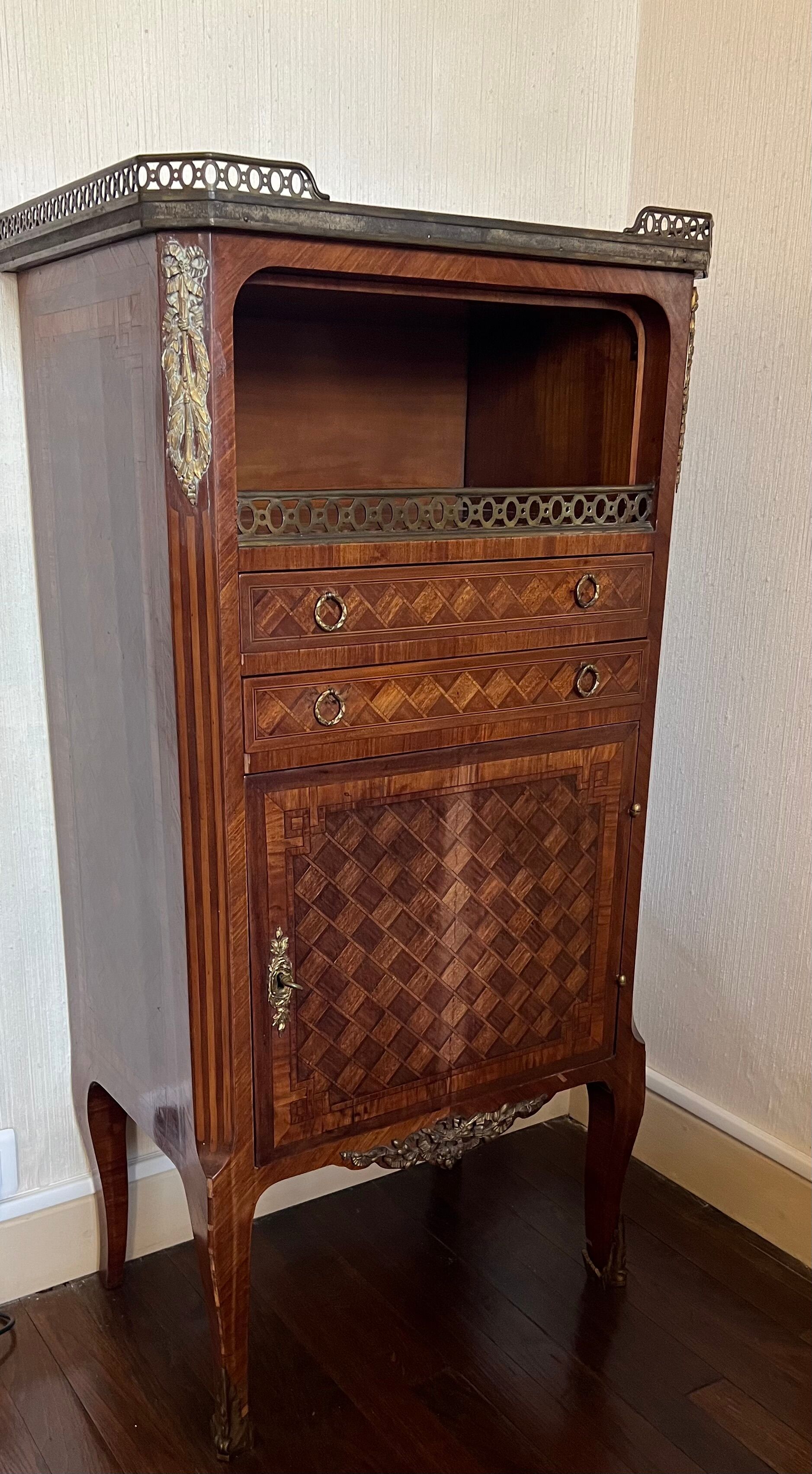 Chest of drawers in marquetry and bronze