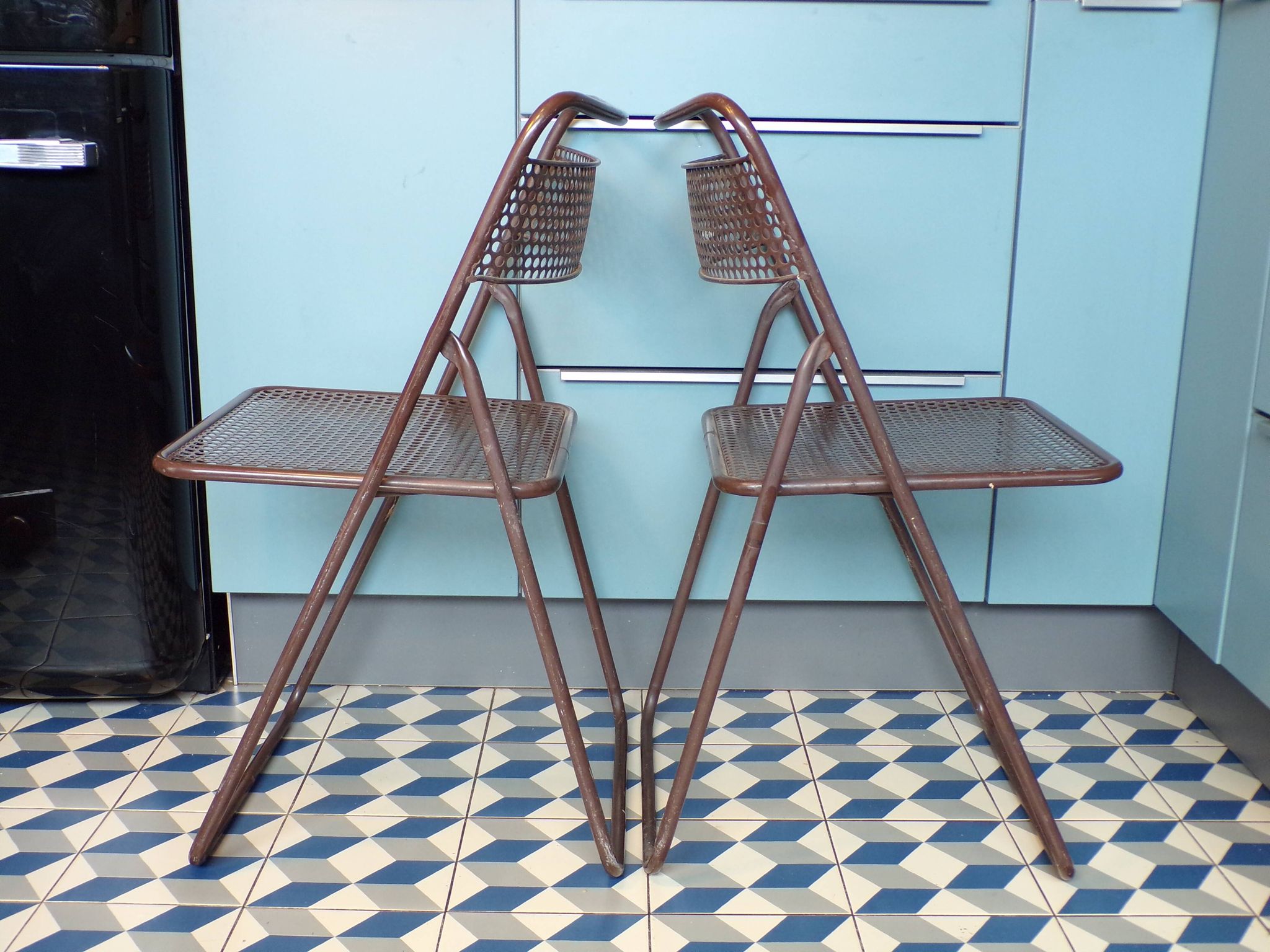 Paire de chaises pliantes en tôle perforée