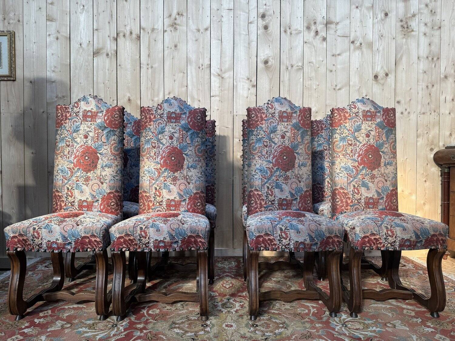 Suite de 8 chaises de style Haute époque - Renaissance