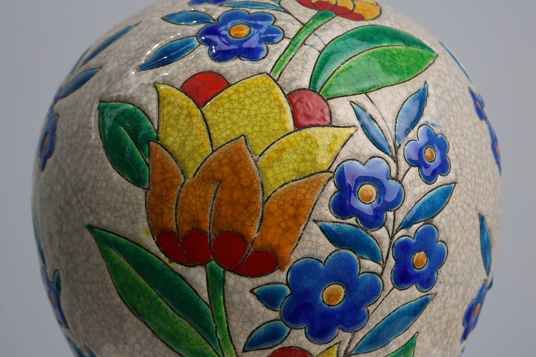 Vase Boch Keramis par Catteau, à décor floral polychrome, Belgique, années 1930