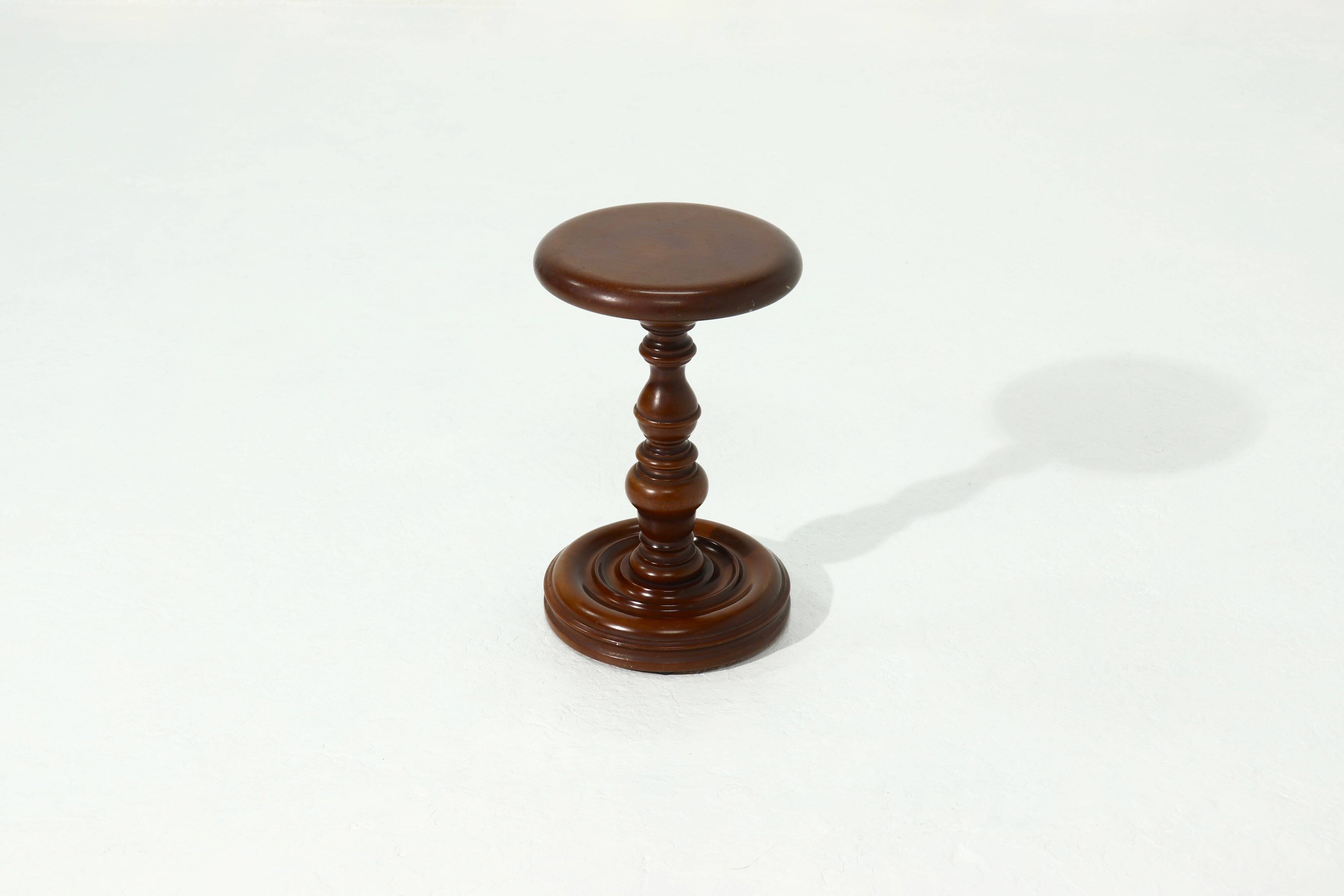 Table d'appoint décorative en bois massif des années 1960