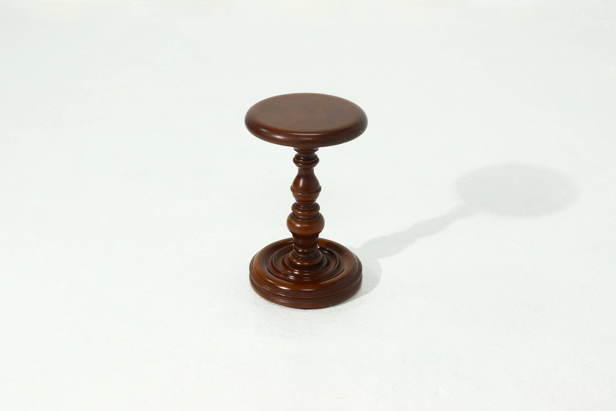 Table d'appoint décorative en bois massif des années 1960