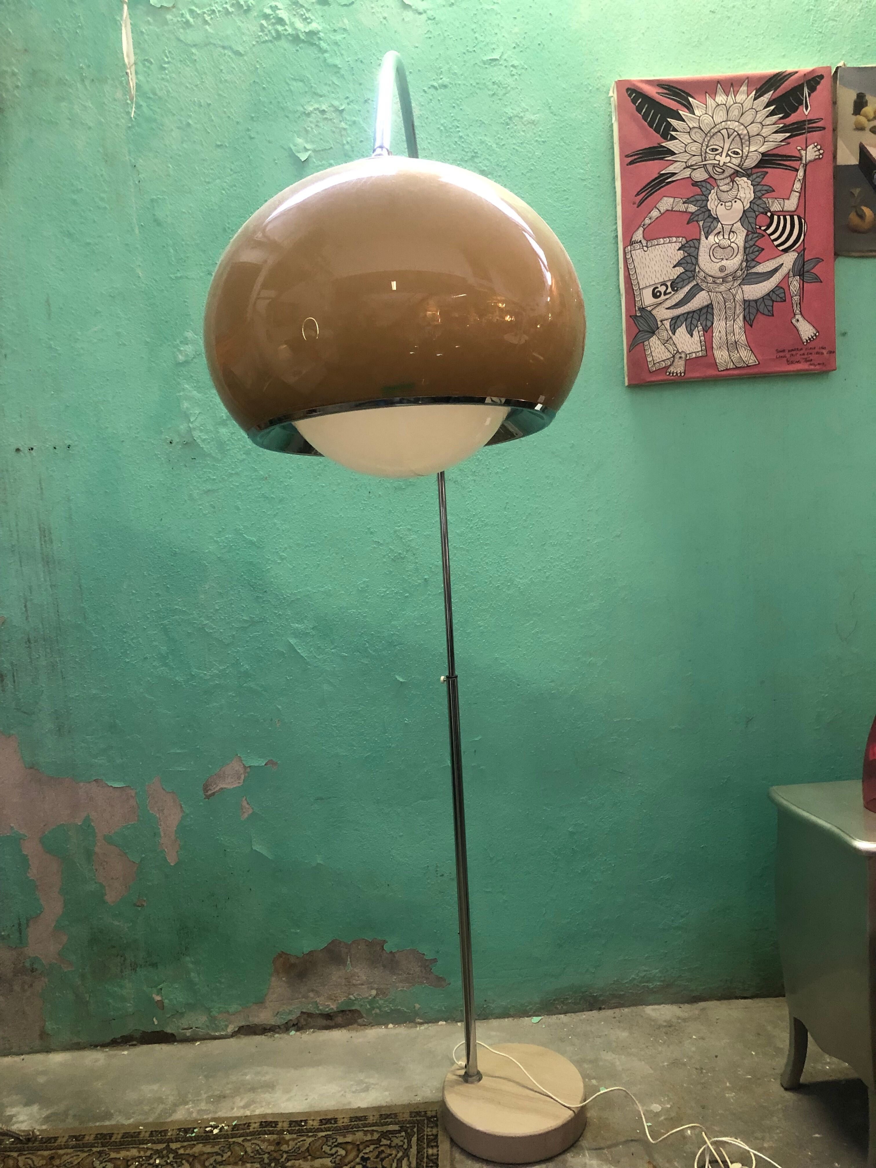 Lampadaire arc 1970 design Guzzini