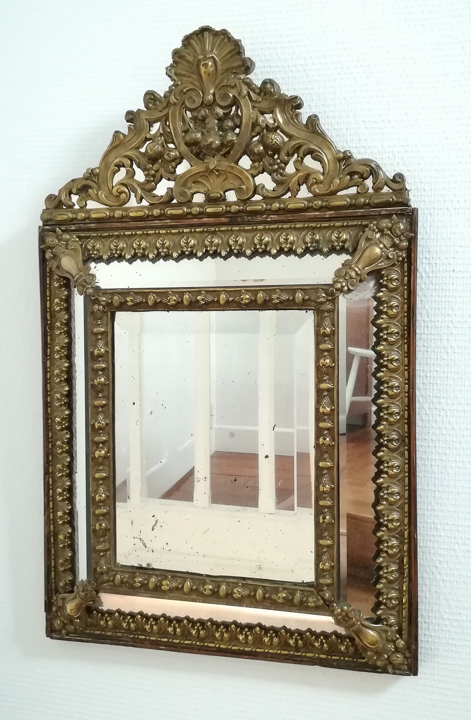 Miroir à parecloses en laiton repoussé et bois Napoléon III 43x70cm