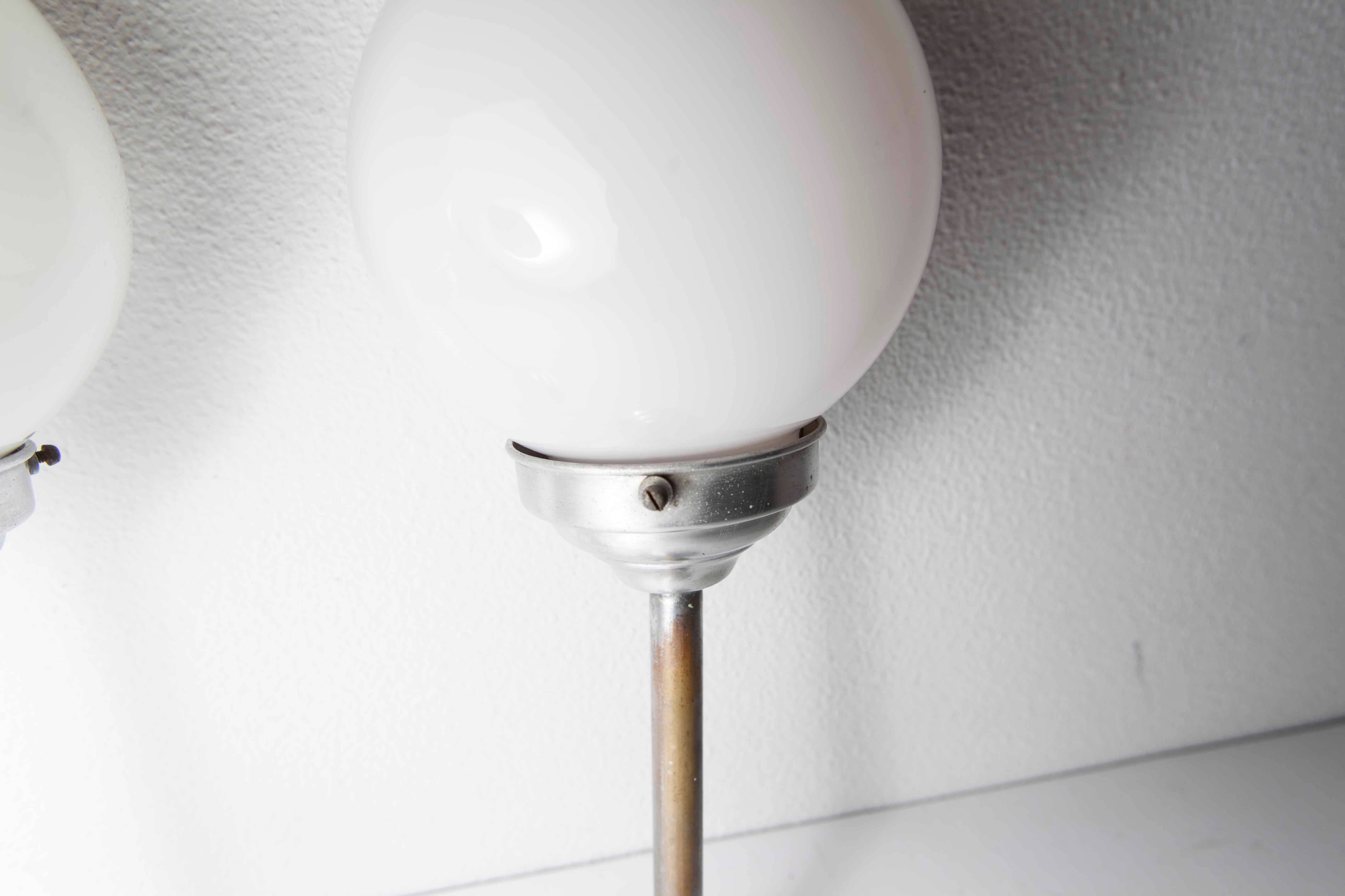 Paire de plafonnier boule 1950 chrome et opaline blanche