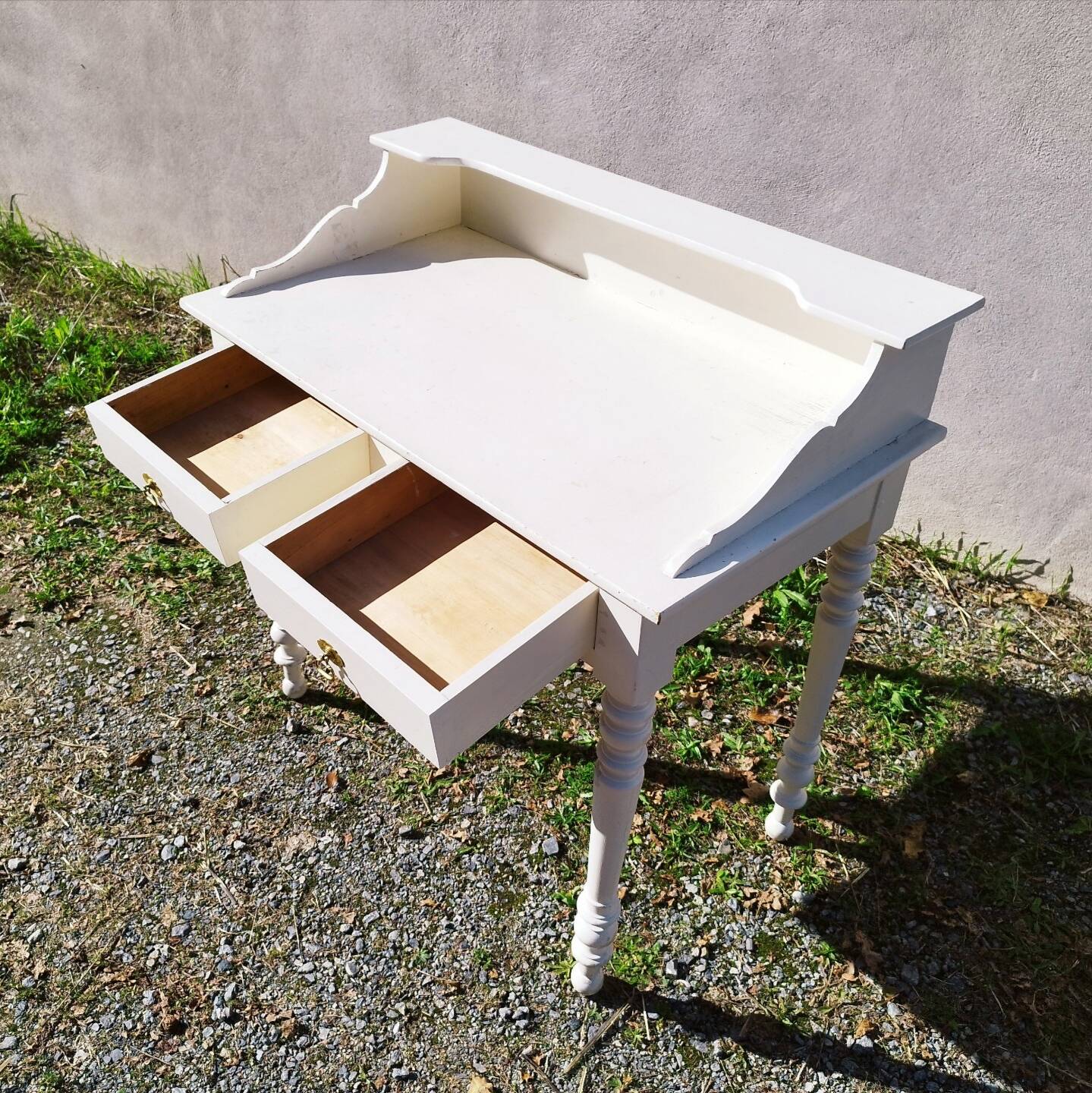 Side or entry desk with tablet