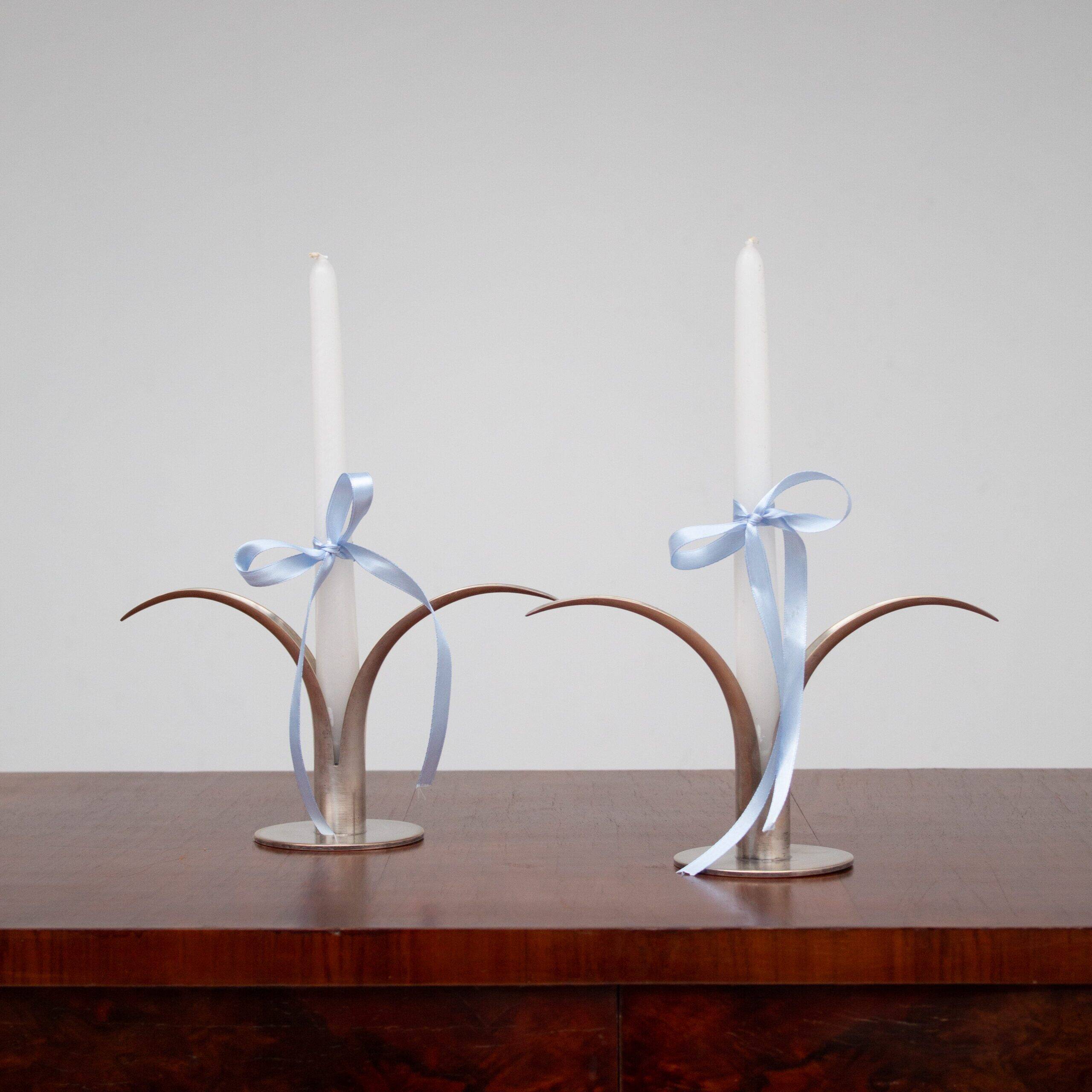 Ensemble de deux bougeoirs en métal argenté par Ystad-Metall, Suède.