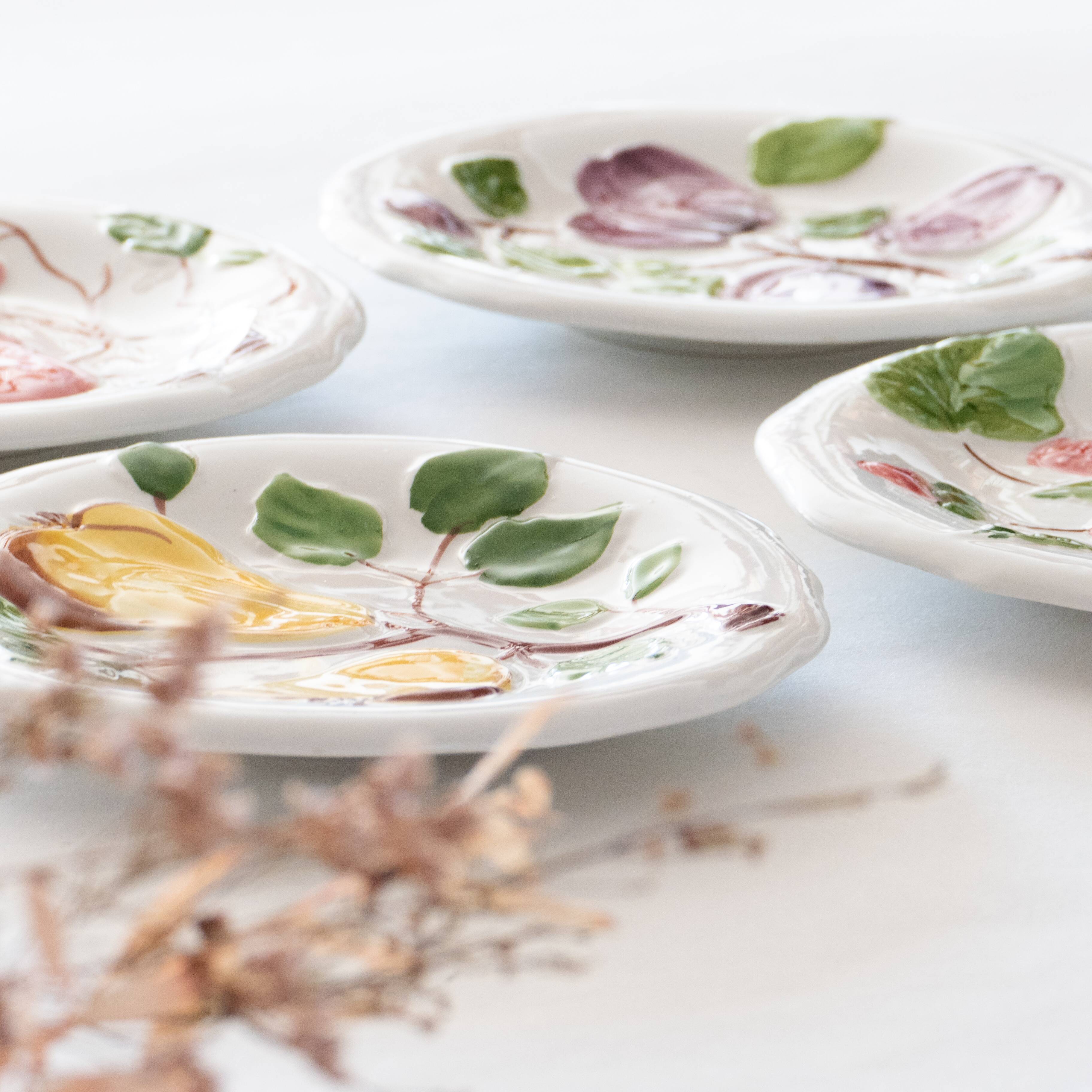 4 vintage plates in slurry fruit decoration