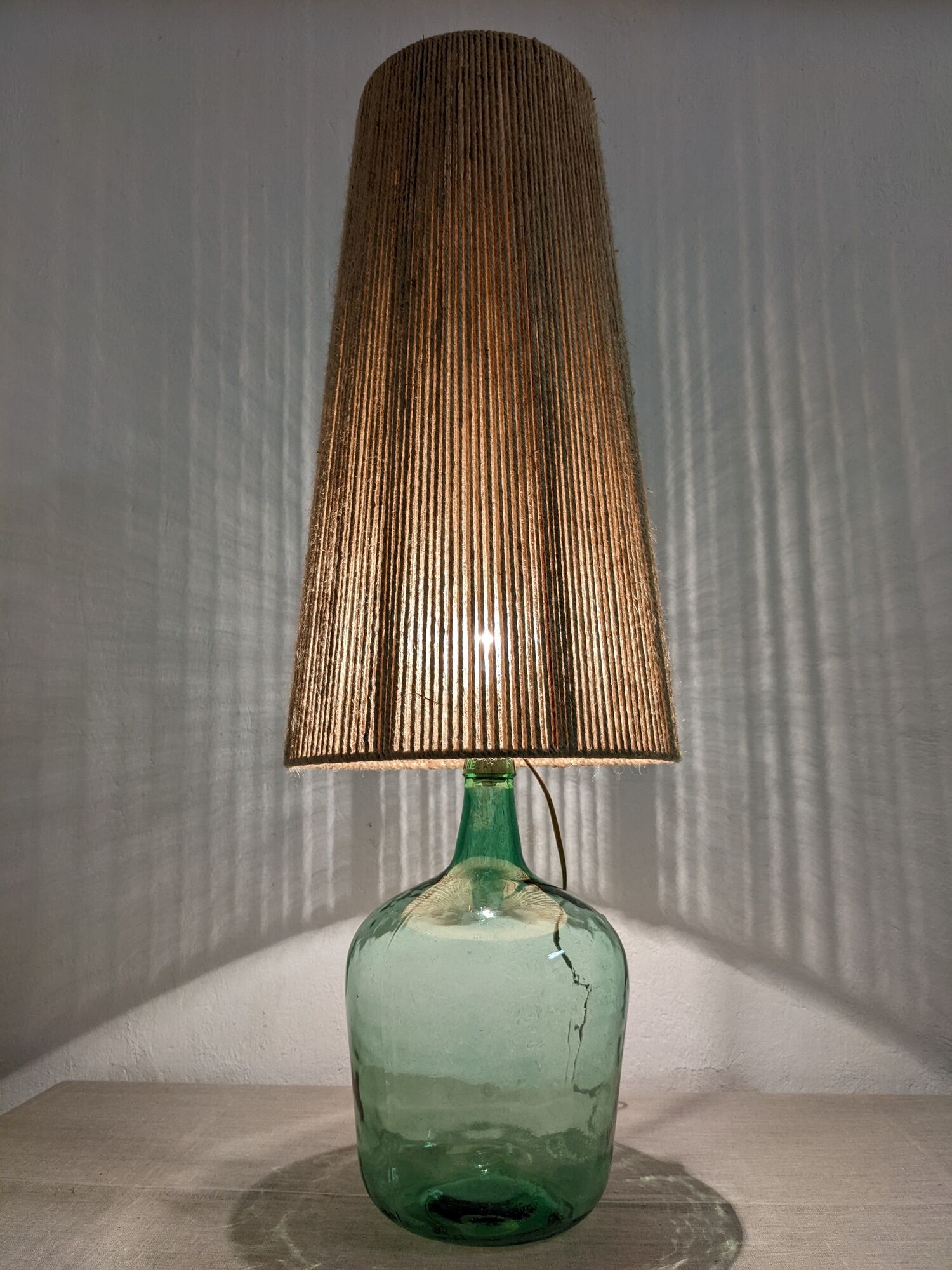 Vintage demijohn lamp in glass and XXL jute rope