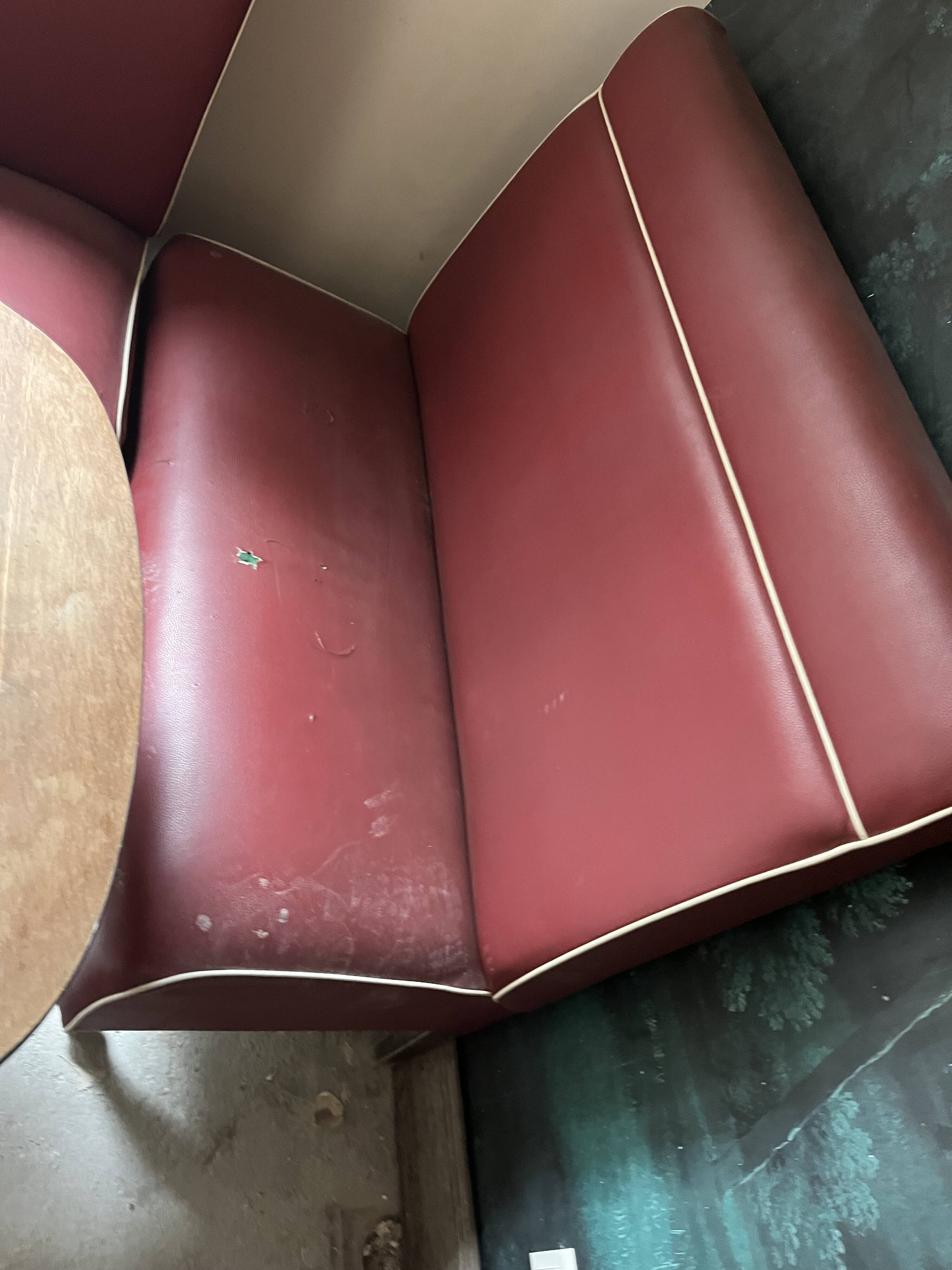 Restaurant-style bench in Bordeaux faux leather.