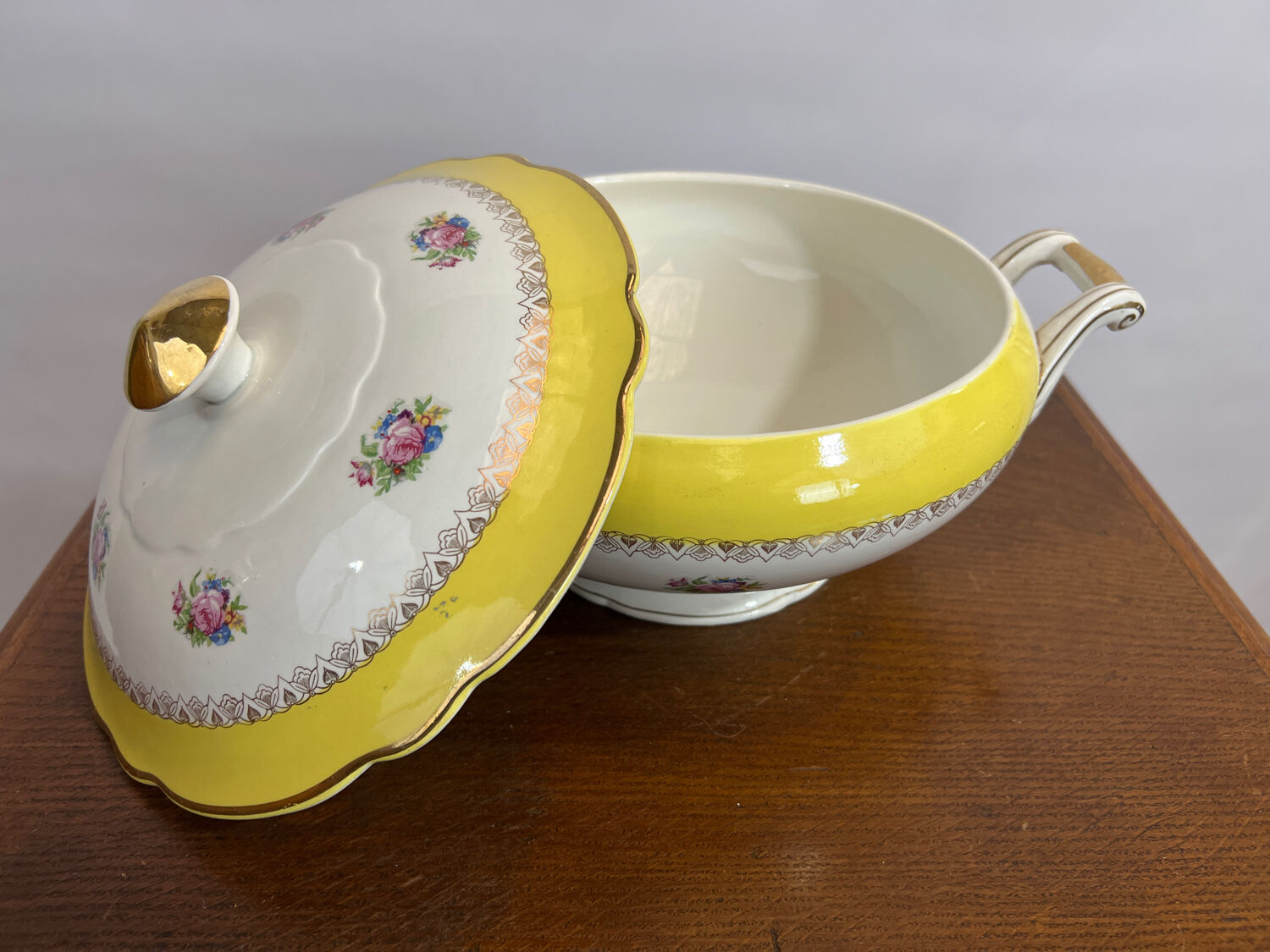 Yellow and white Sarreguemines digoin tureen