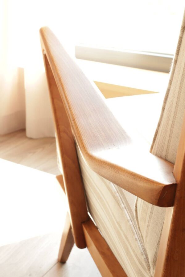 Fauteuil scandinave tissu rayé beige blanc