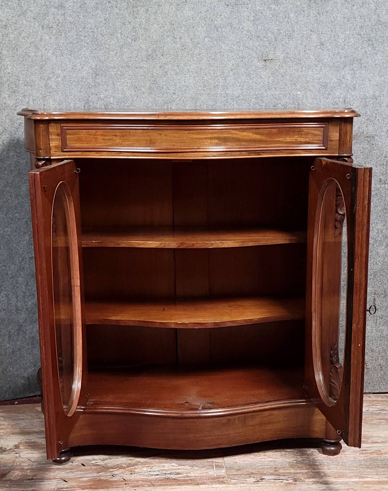 Superb curved display cabinet from the Napoleon III period in mahogany