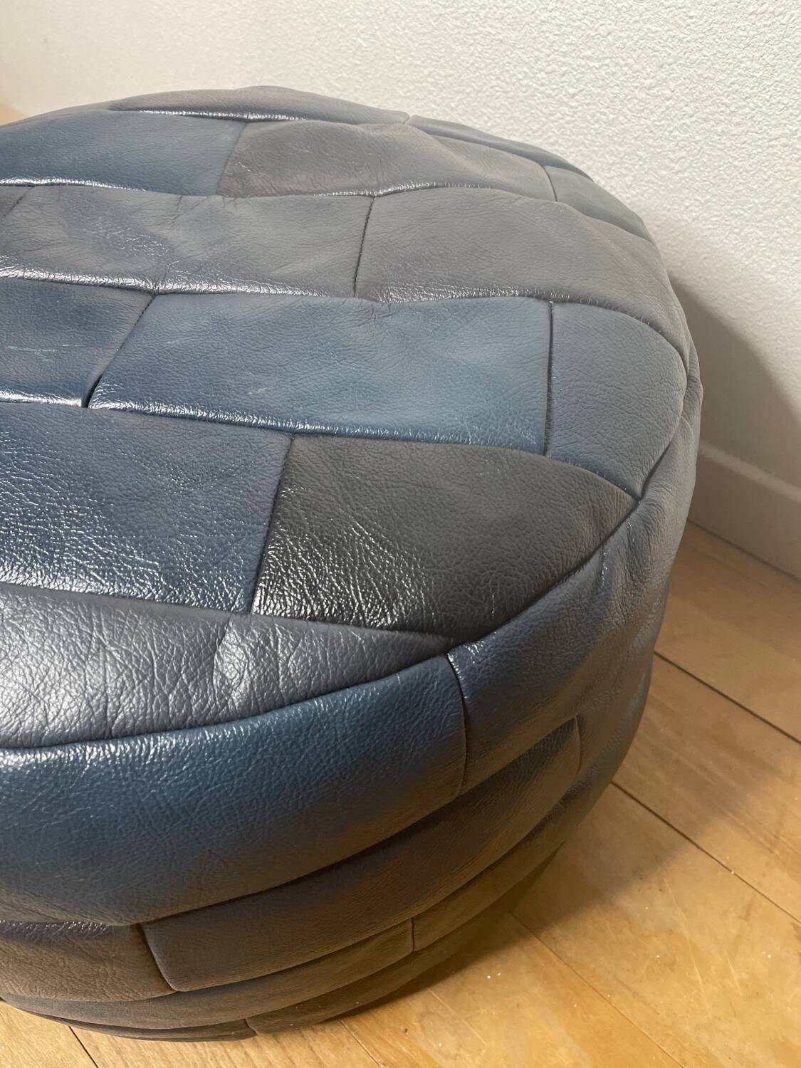 Pouf en cuir patchwork de Sède bleu