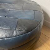 Pouf en cuir patchwork de Sède bleu