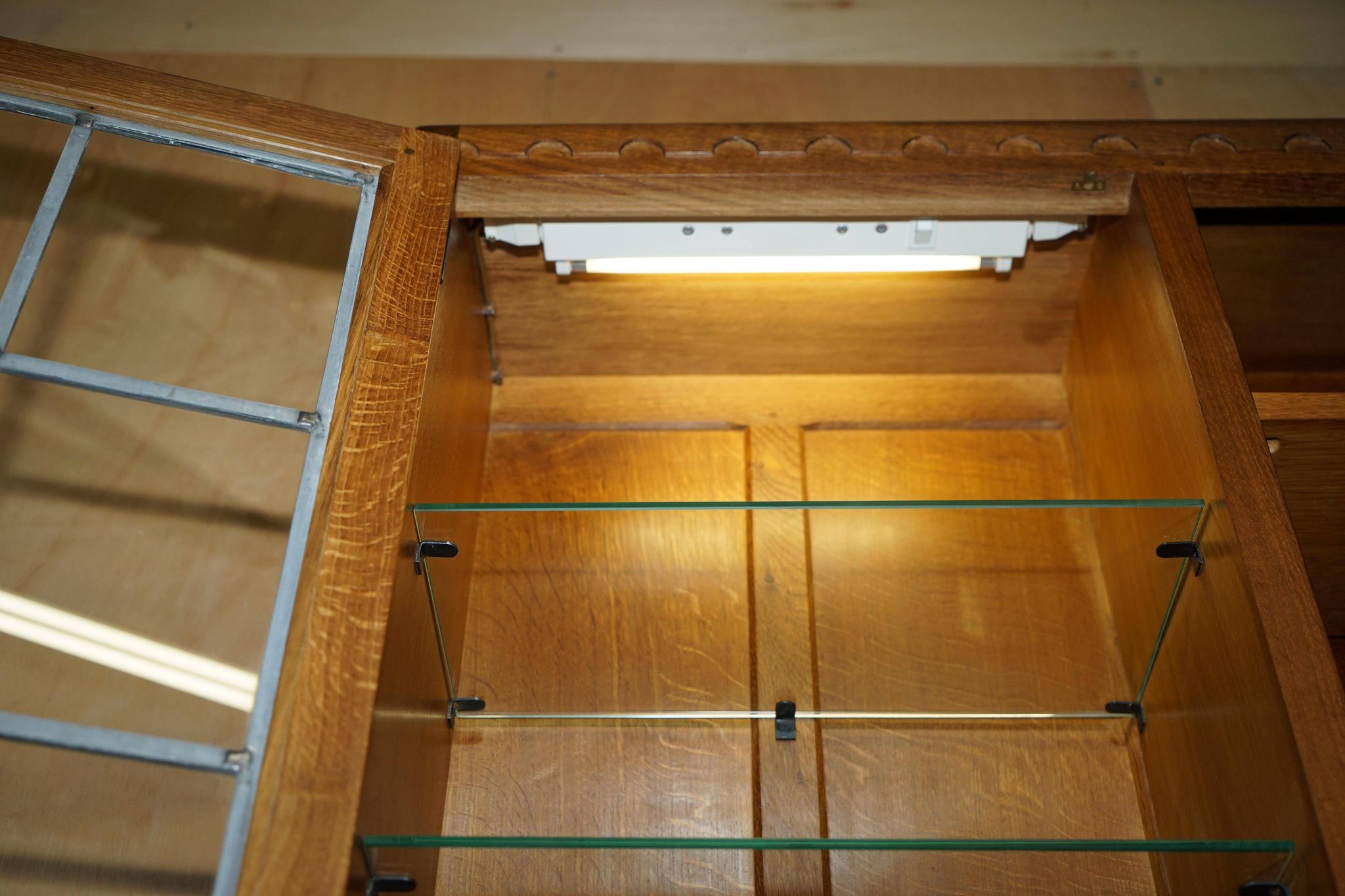 Buffet vitrine vintage Robert Mouseman Thompson en chêne avec étagères et éclairage