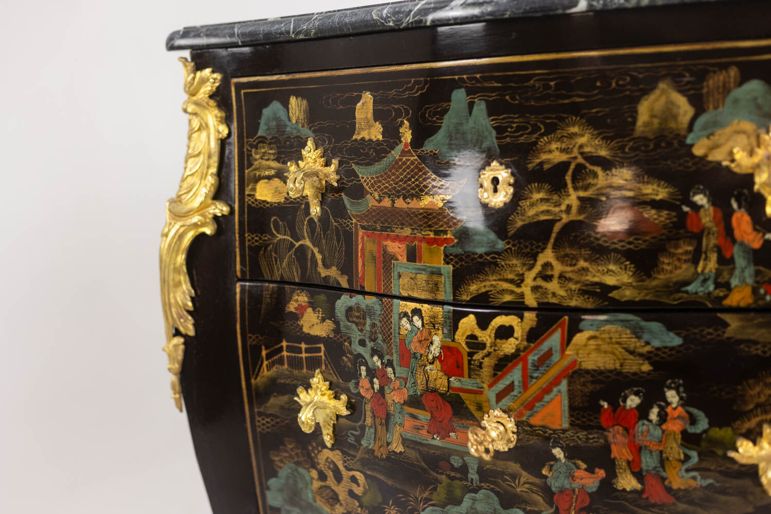 Commode sauteuse de style Louis XV en laque. Années 1950.