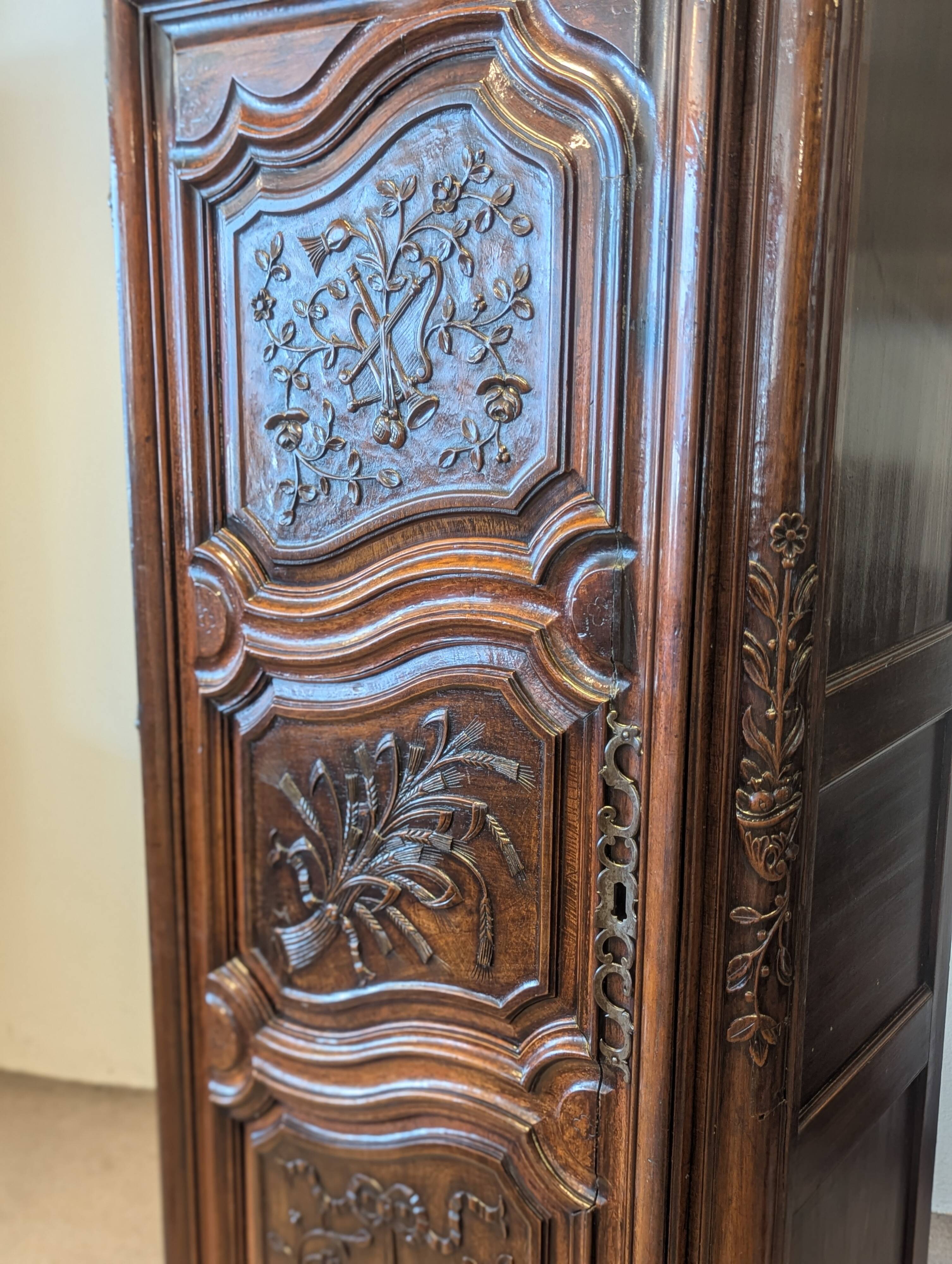 Antique Louis XV bonnetière in carved walnut – Late 18th century