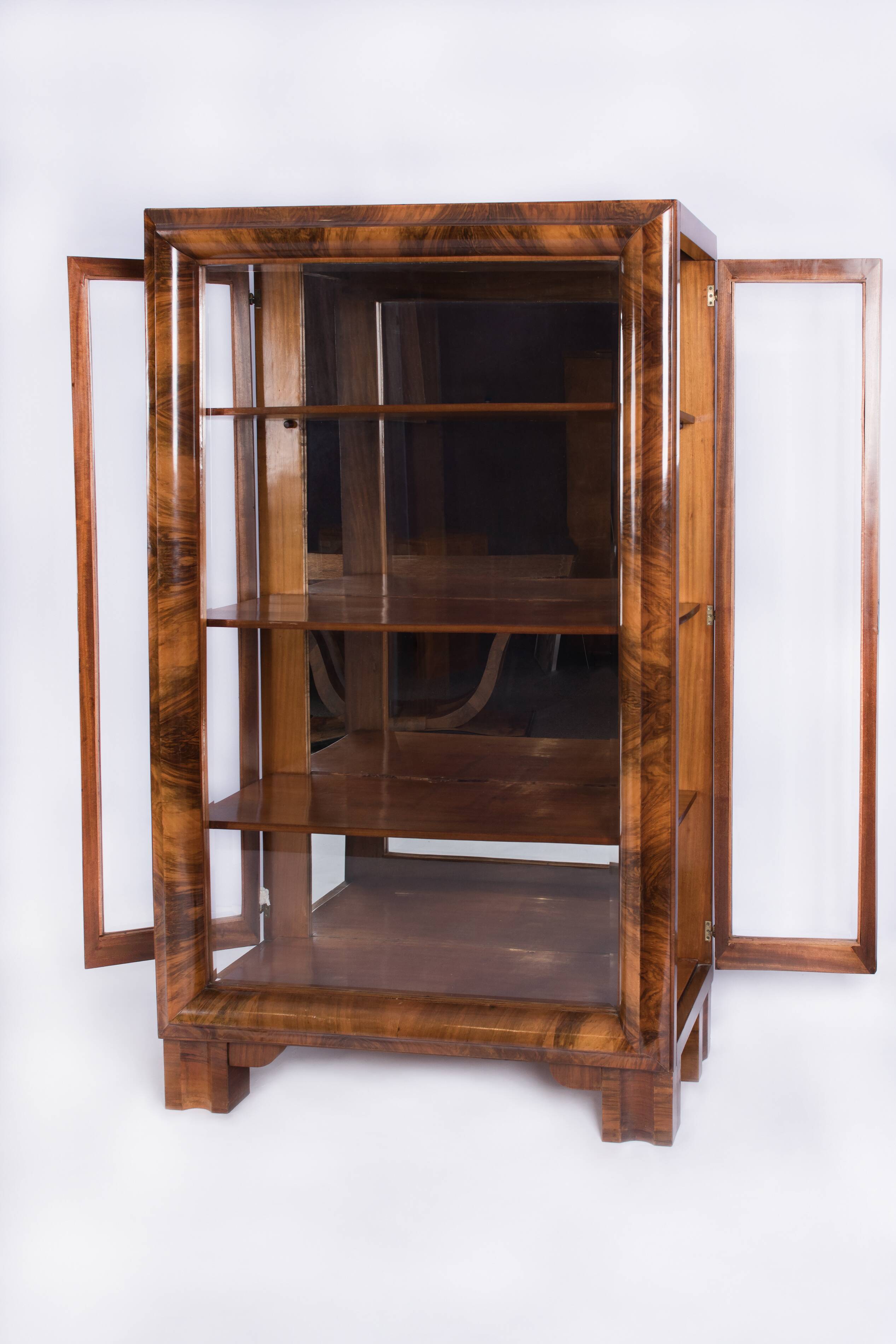 Vitrine art-déco en noyer