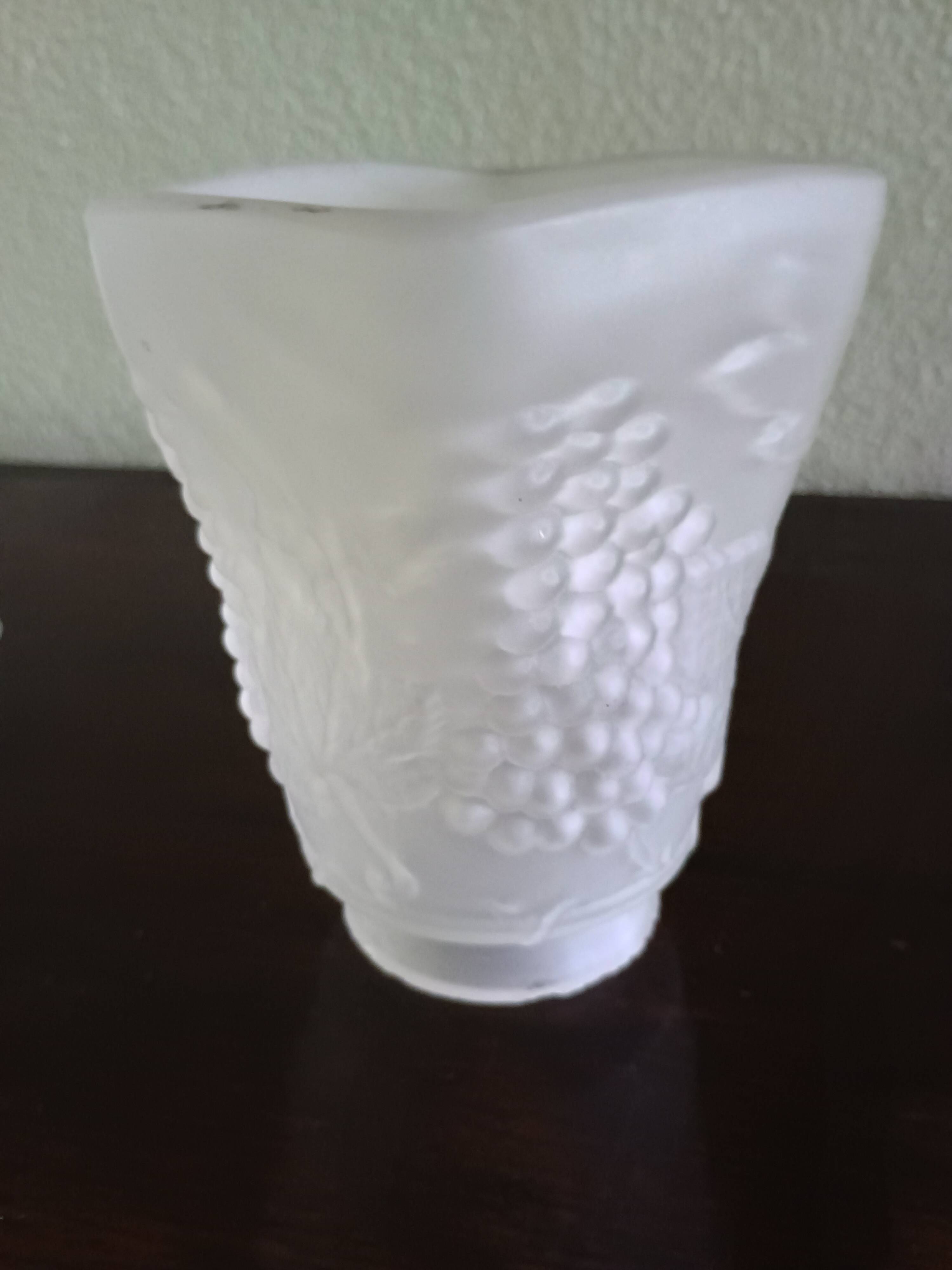 Tulipe lustre ou lampe moulé aux pampre de vigne raisin - verre dépoli