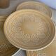 Lot de 4 assiettes à dessert en grès ocre / moutarde à motifs en relie