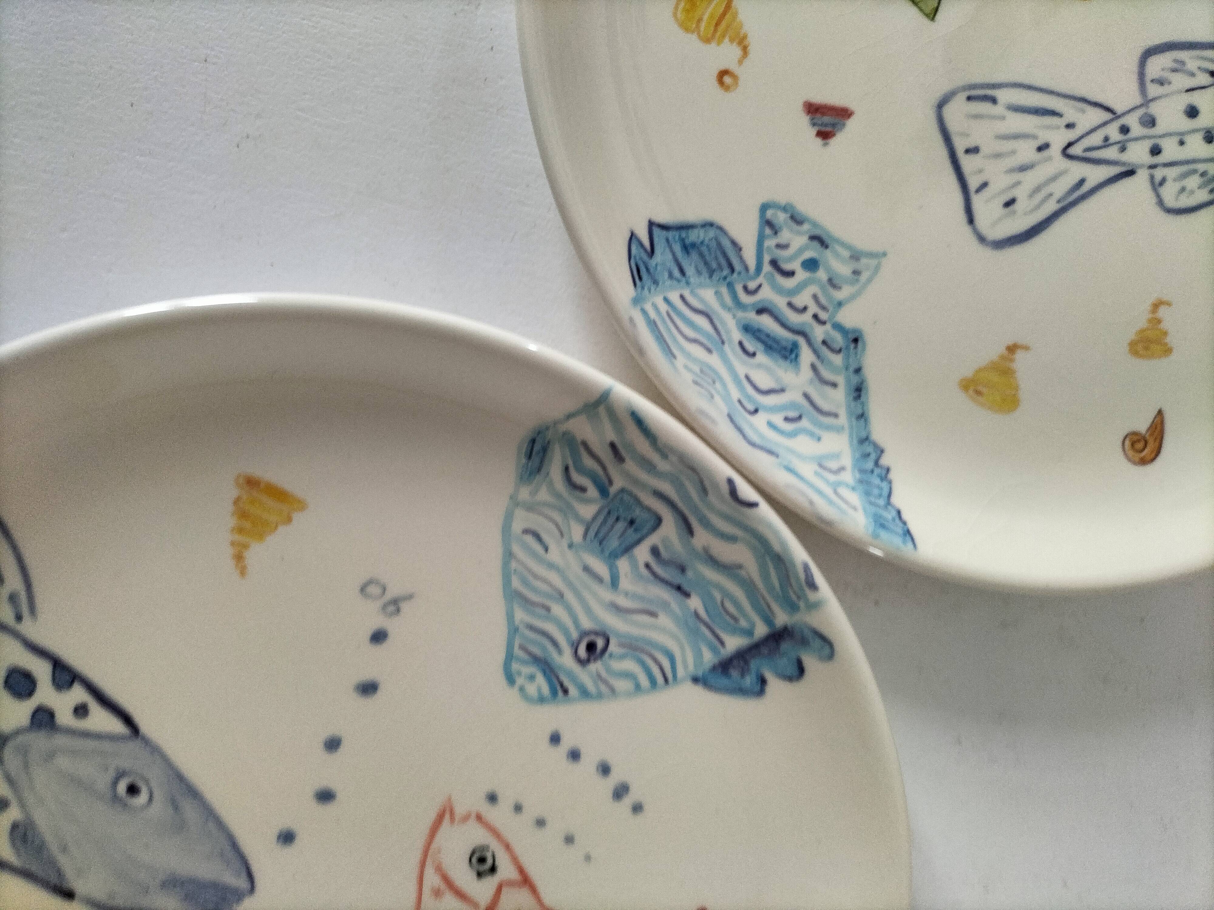 Set of two large ceramic plates – fish "head to tail" design