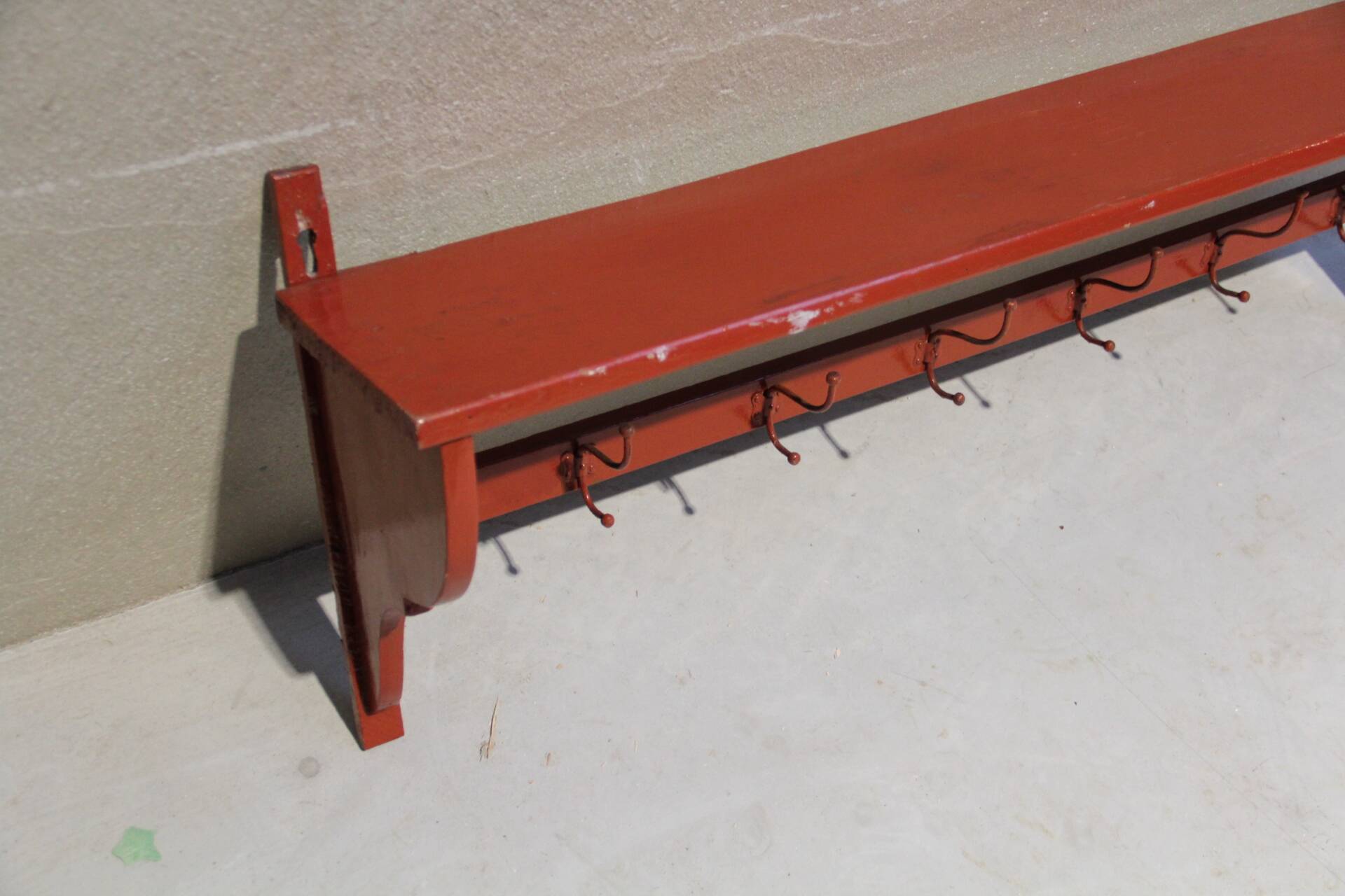 Ancienne étagère d'atelier avec 6 patères