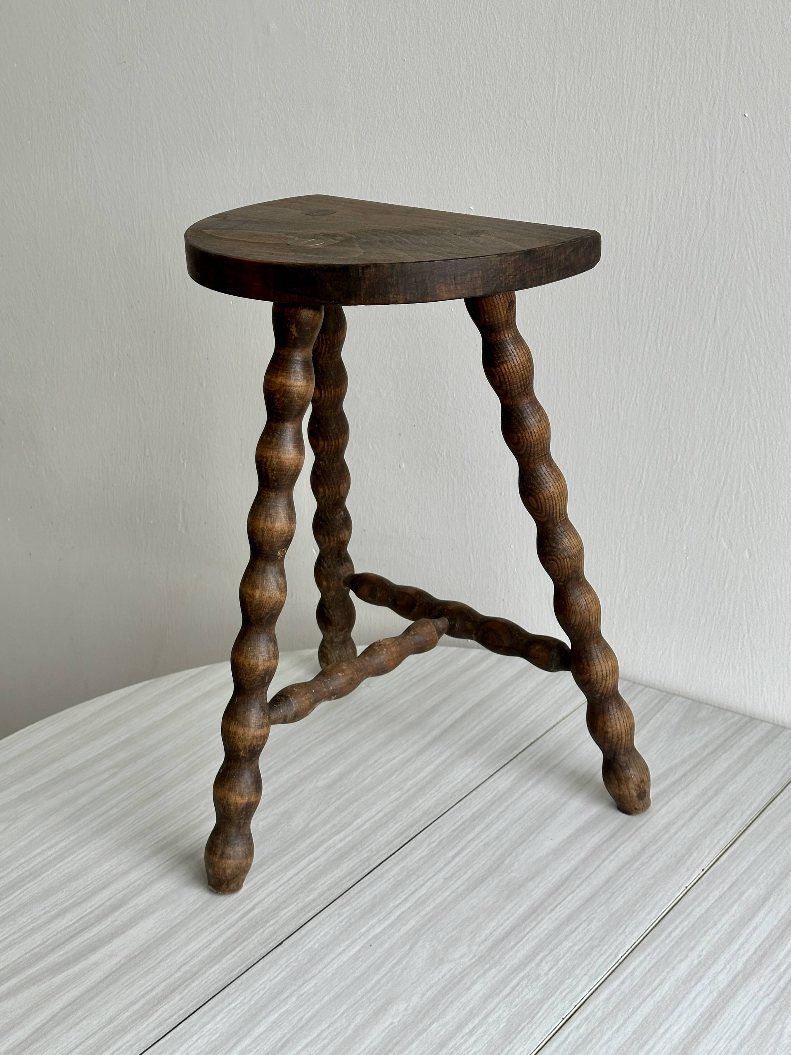 Tabouret ancien tripode en bois sculpté torsadé