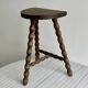 Tabouret ancien tripode en bois sculpté torsadé