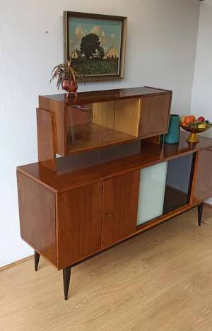 Buffet long moderniste des années 1970.