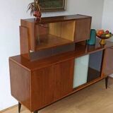 Buffet long moderniste des années 1970.