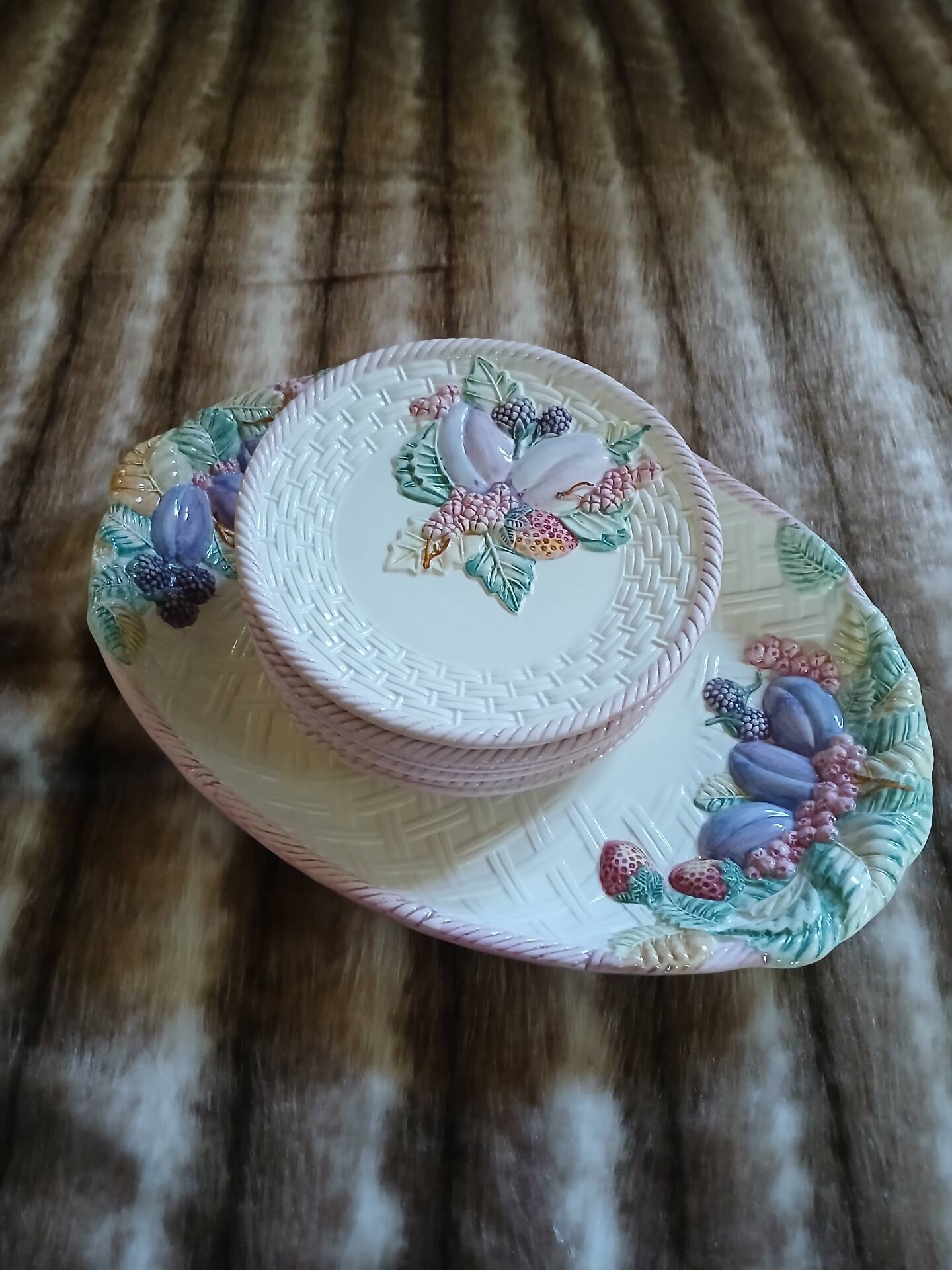 6 antique flat plates in majolica + dish