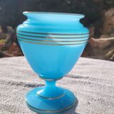 Vase balustre en opaline bleue