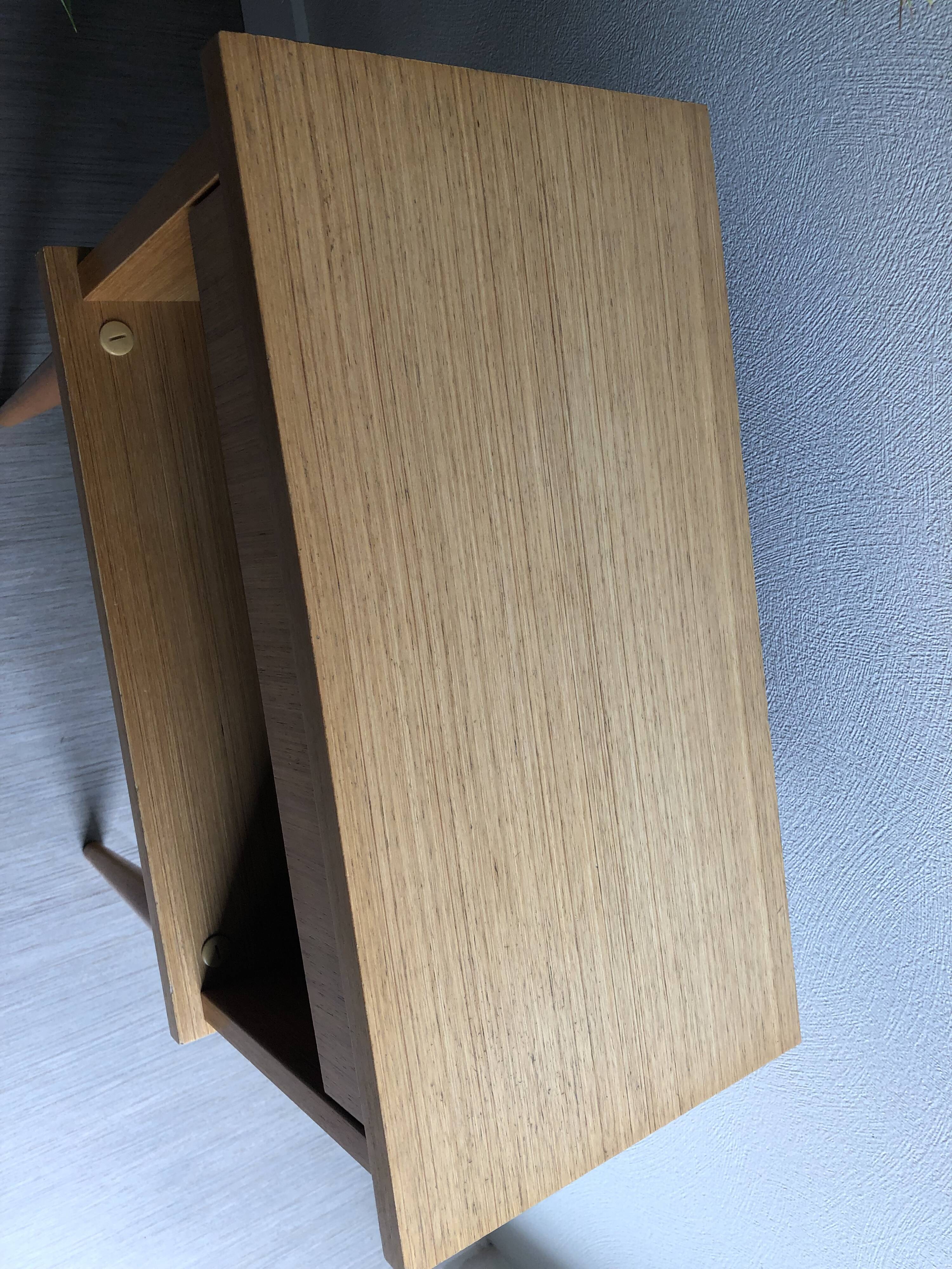 Bedside compass feet